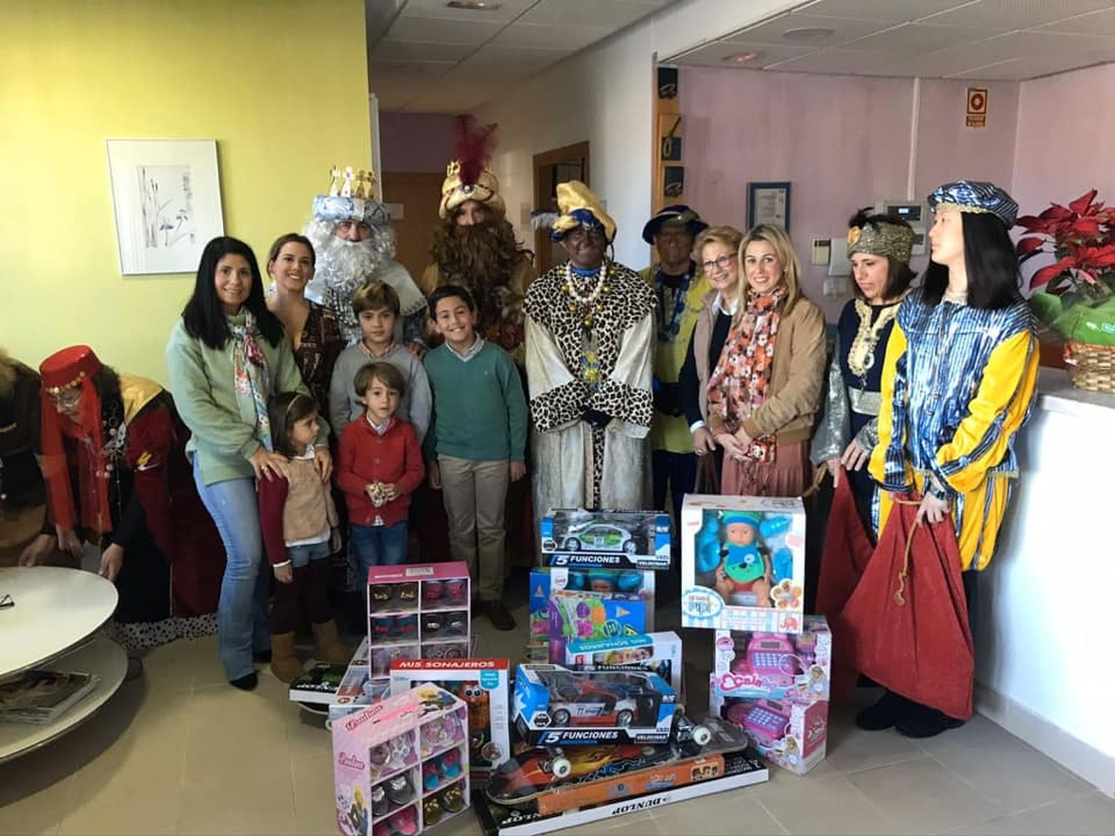 Imagen facilitada por la Asociación Cultural ProReyes Magos Raíces en la que se ve a los dos niños donando sus regalos.