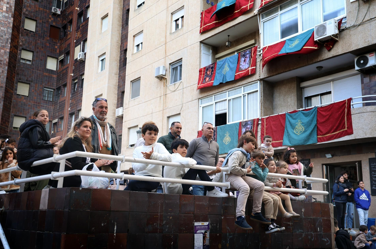 Las mejores imágenes del Lunes Santo en Huelva: Hermandad de las Tres Caídas