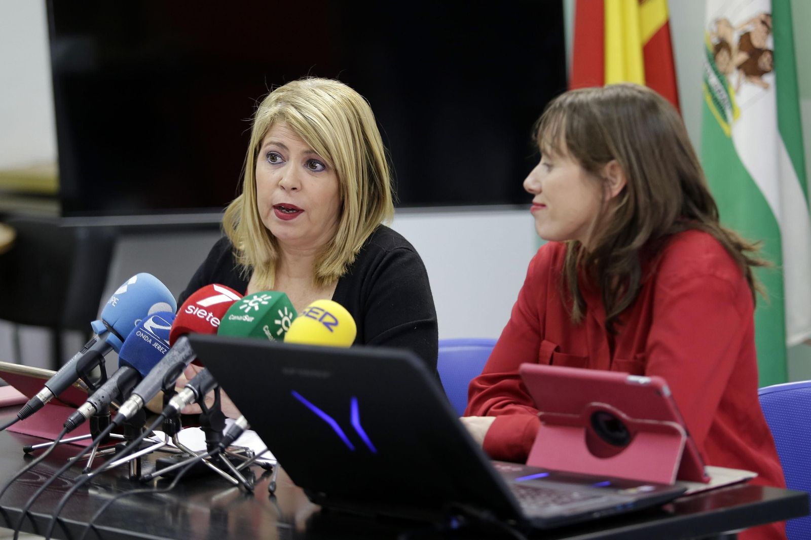 La alcaldesa, Mamen Sánchez, y la teniente de alcaldesa de Economía, Laura Álvarez, en una rueda de prensa.