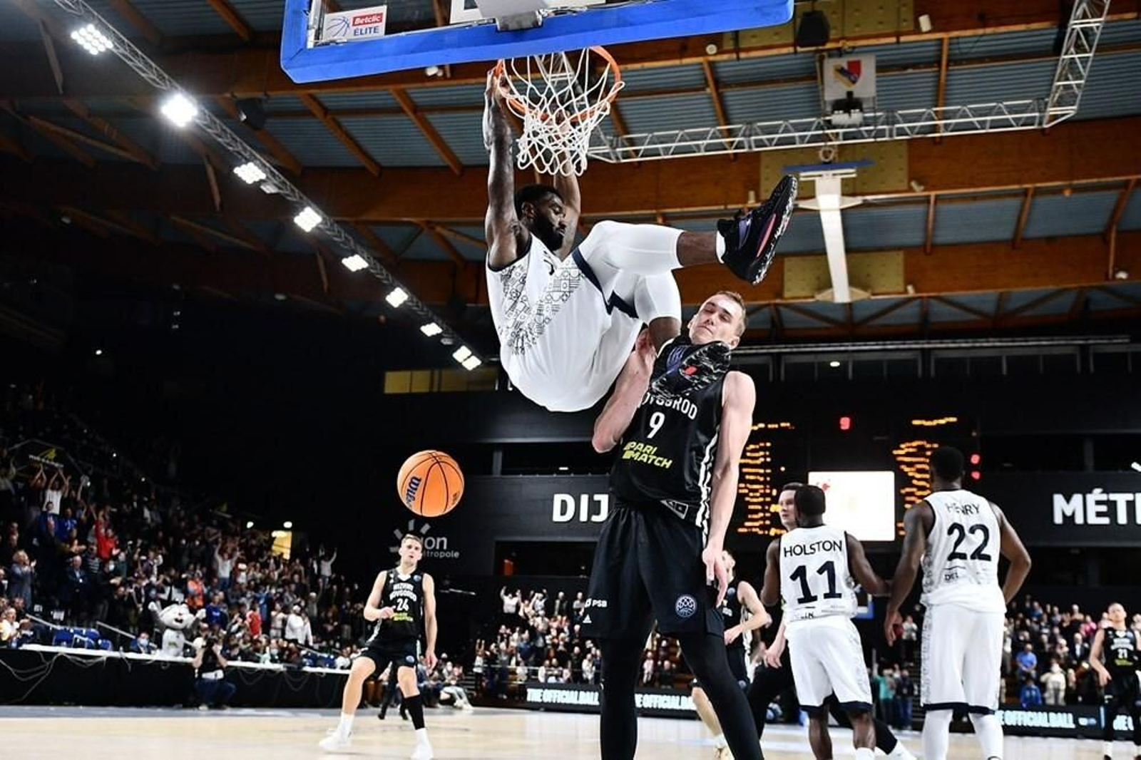 Rashard Kelly realiza un mate.