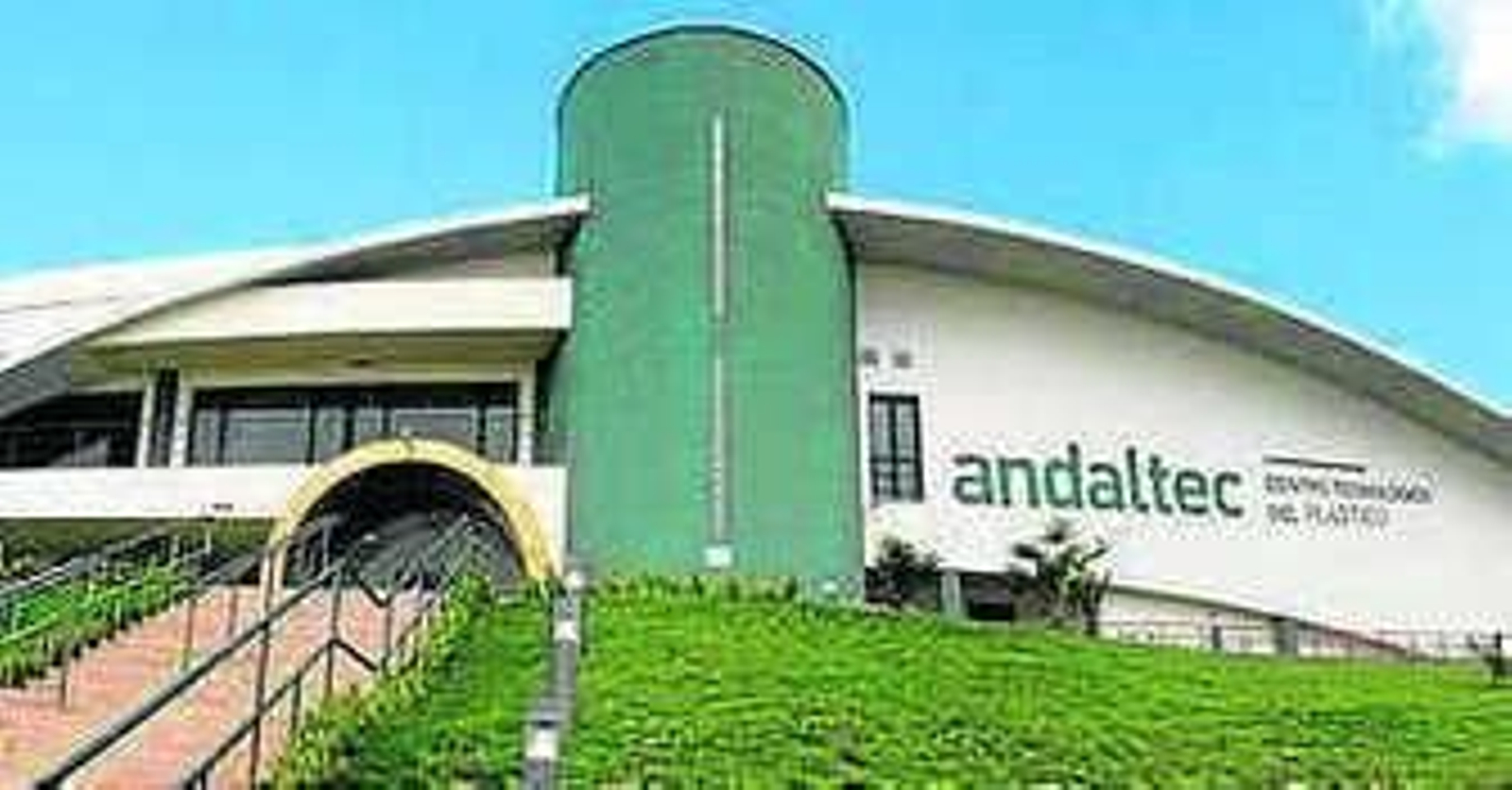 Un doctor realizando una ecografía a una embarazada.