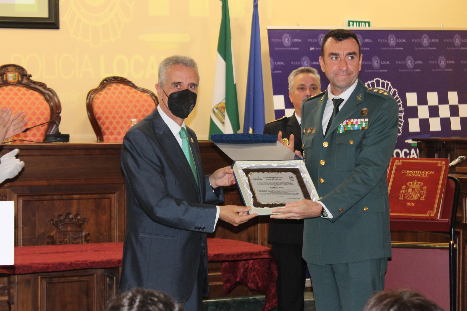 Entrega del reconocimiento a la Guardia Civil.