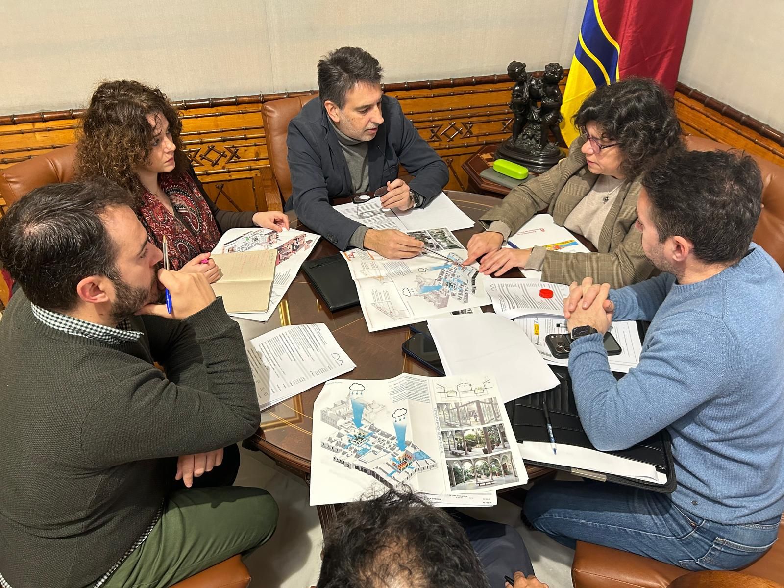 Reunión para las obras de rehabilitación del Palacio Municipal.