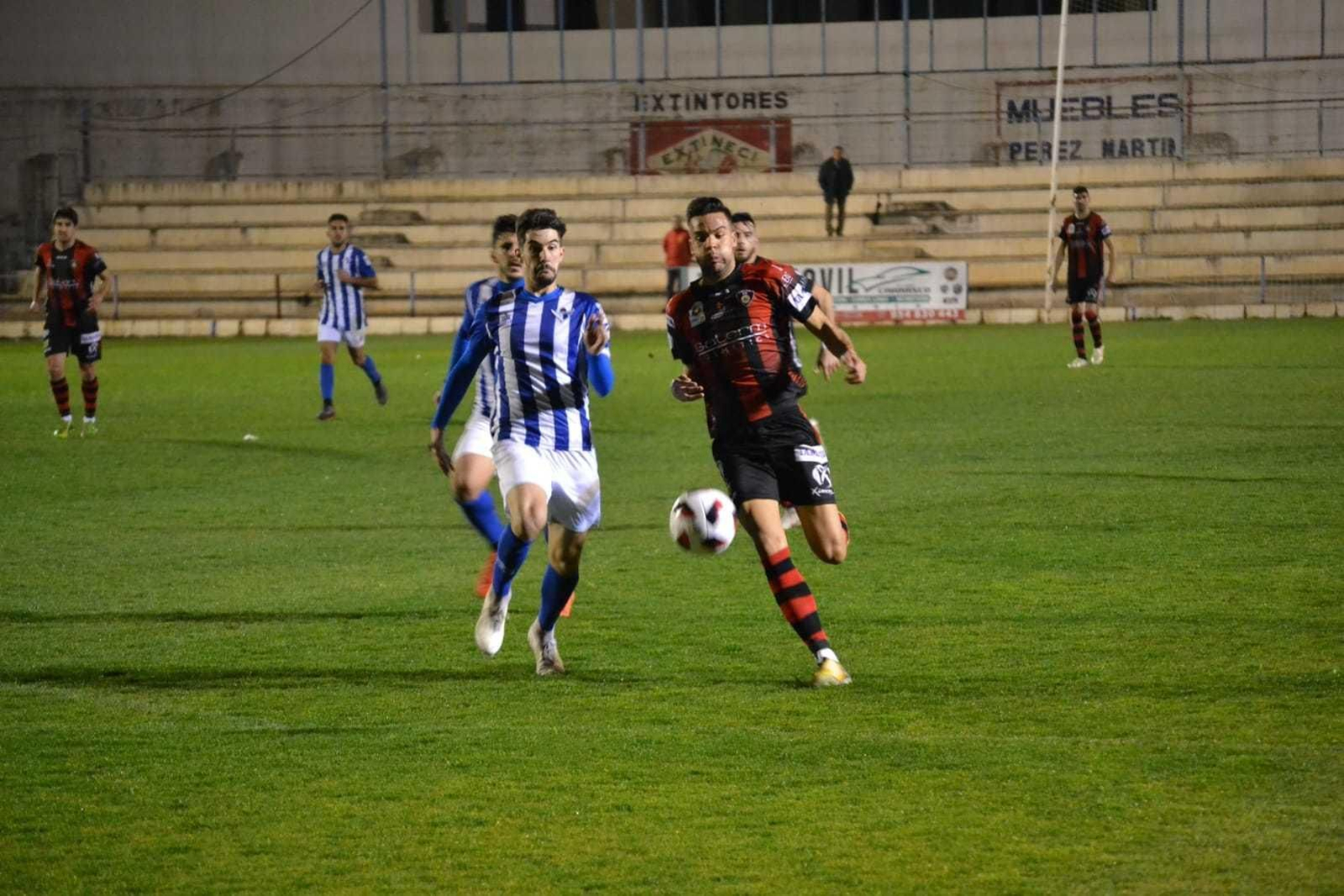 Luque lucha por el balón con un jugador del Écija.