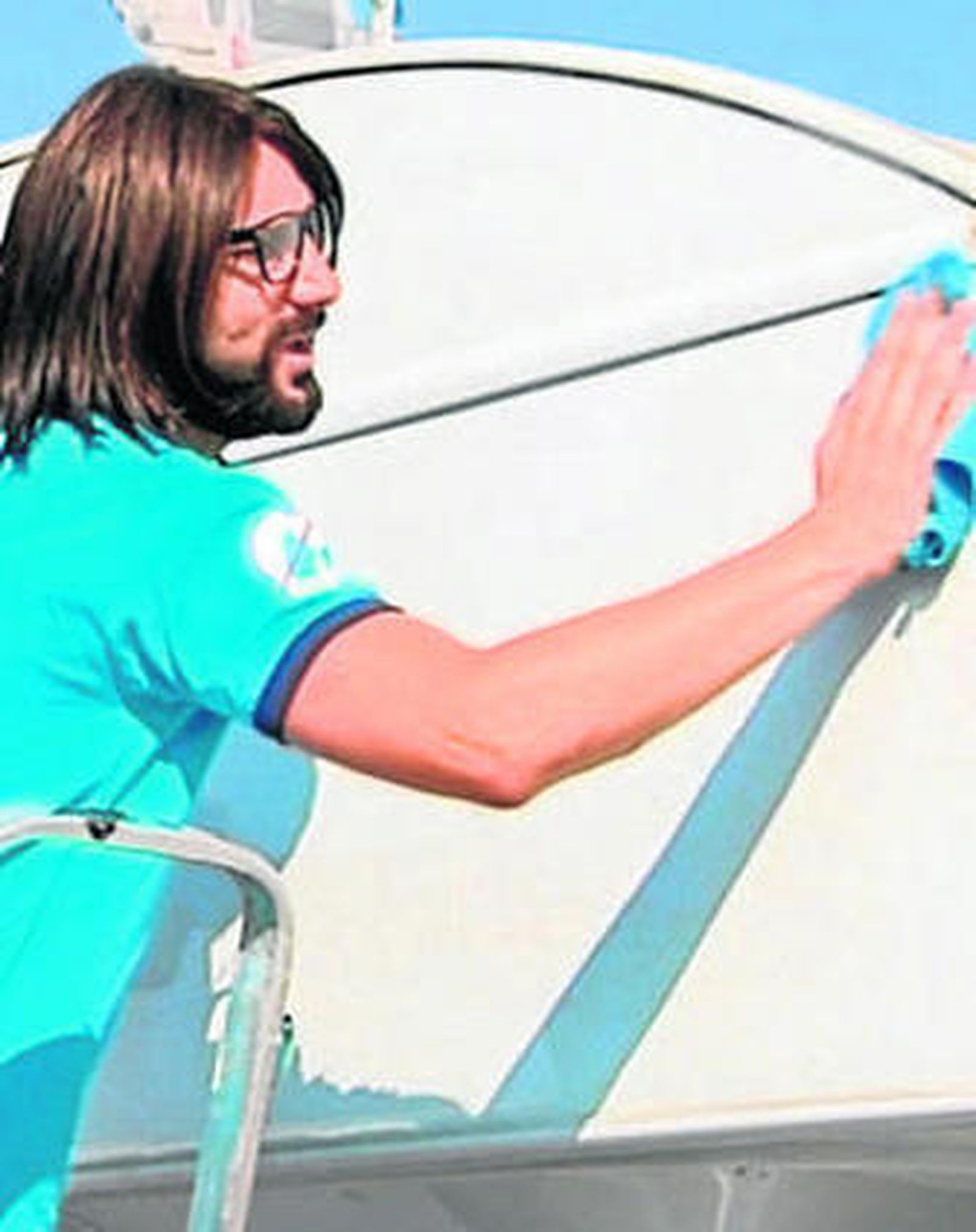 El jefe disfrazado con peluca.