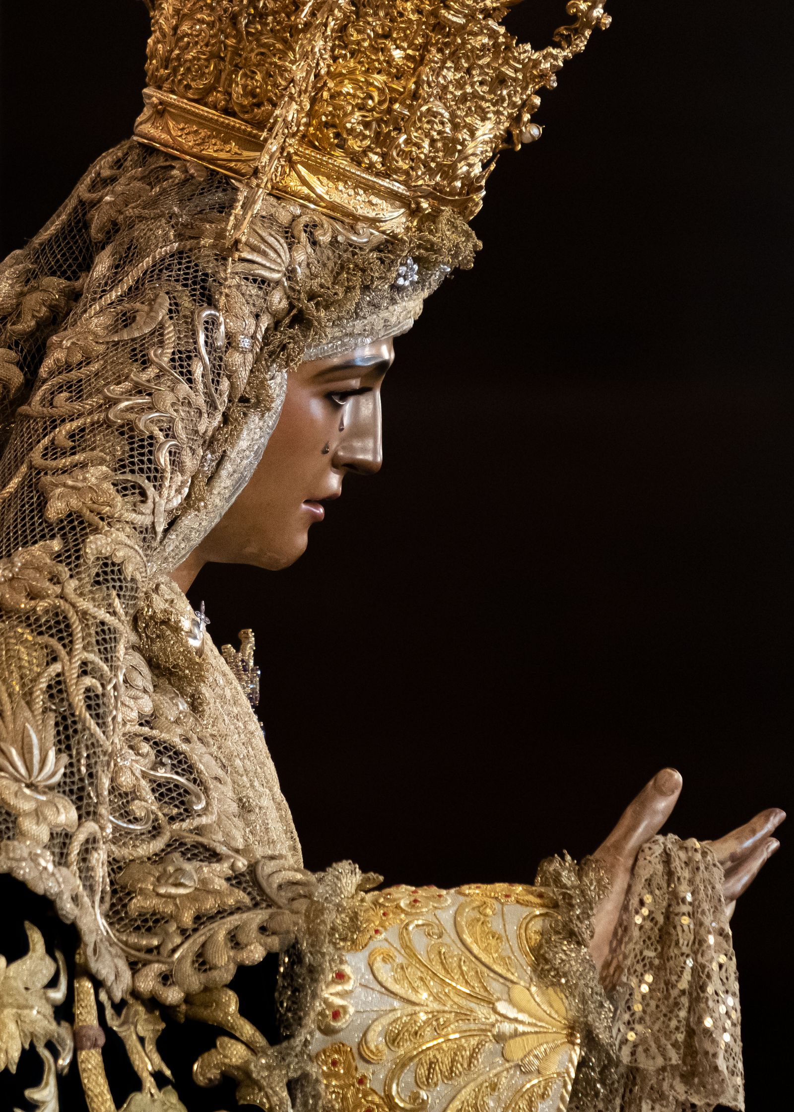 La Esperanza de Triana en su besamanos, en imágenes