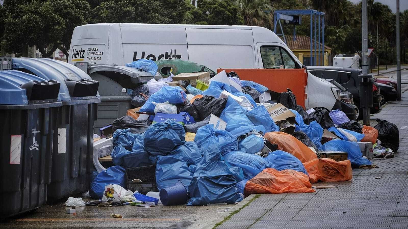 En la mañana de este martes sigue habiendo enormes montones de basuras en las calles.