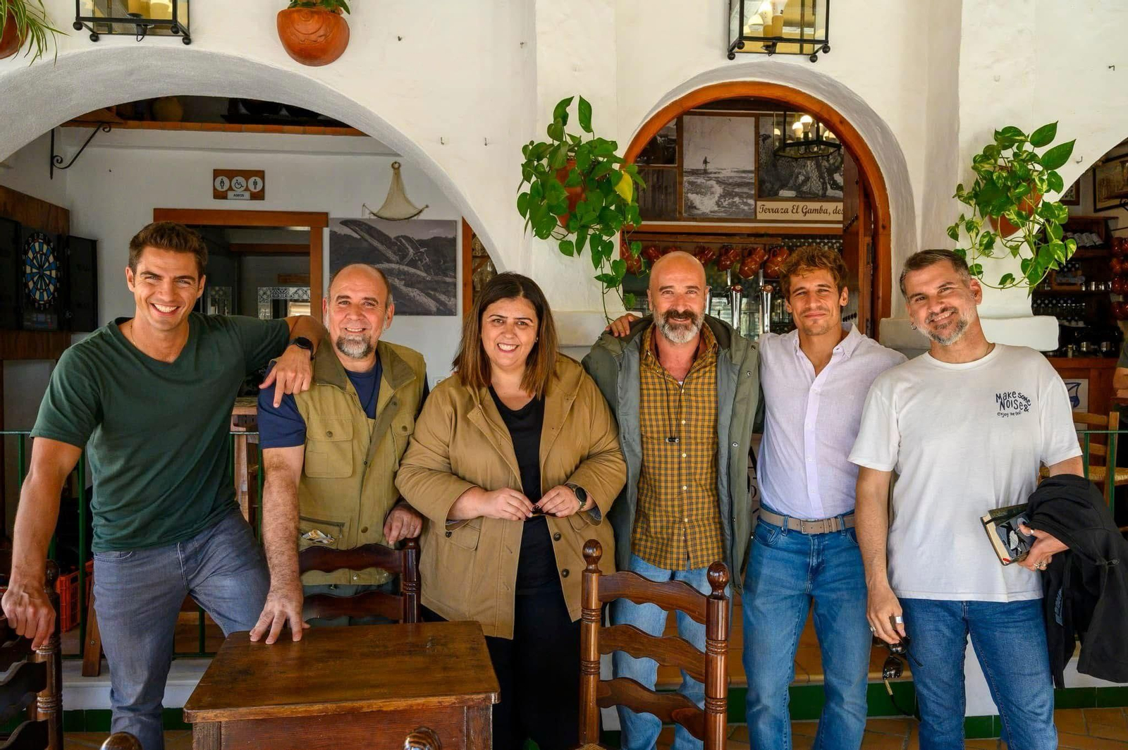 La alcaldesa se reunión con los actores y responsables de la productora de Mediaset.