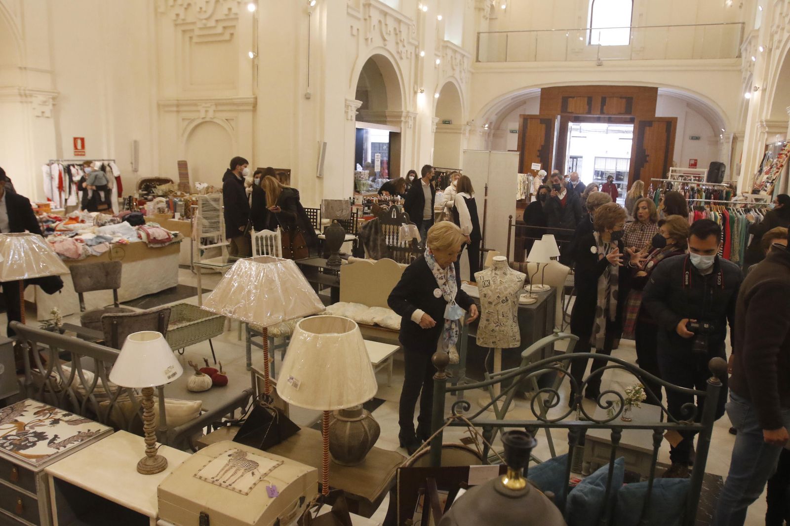 Así es el Baratillo de Primavera de Adevida en Córdoba, en imágenes