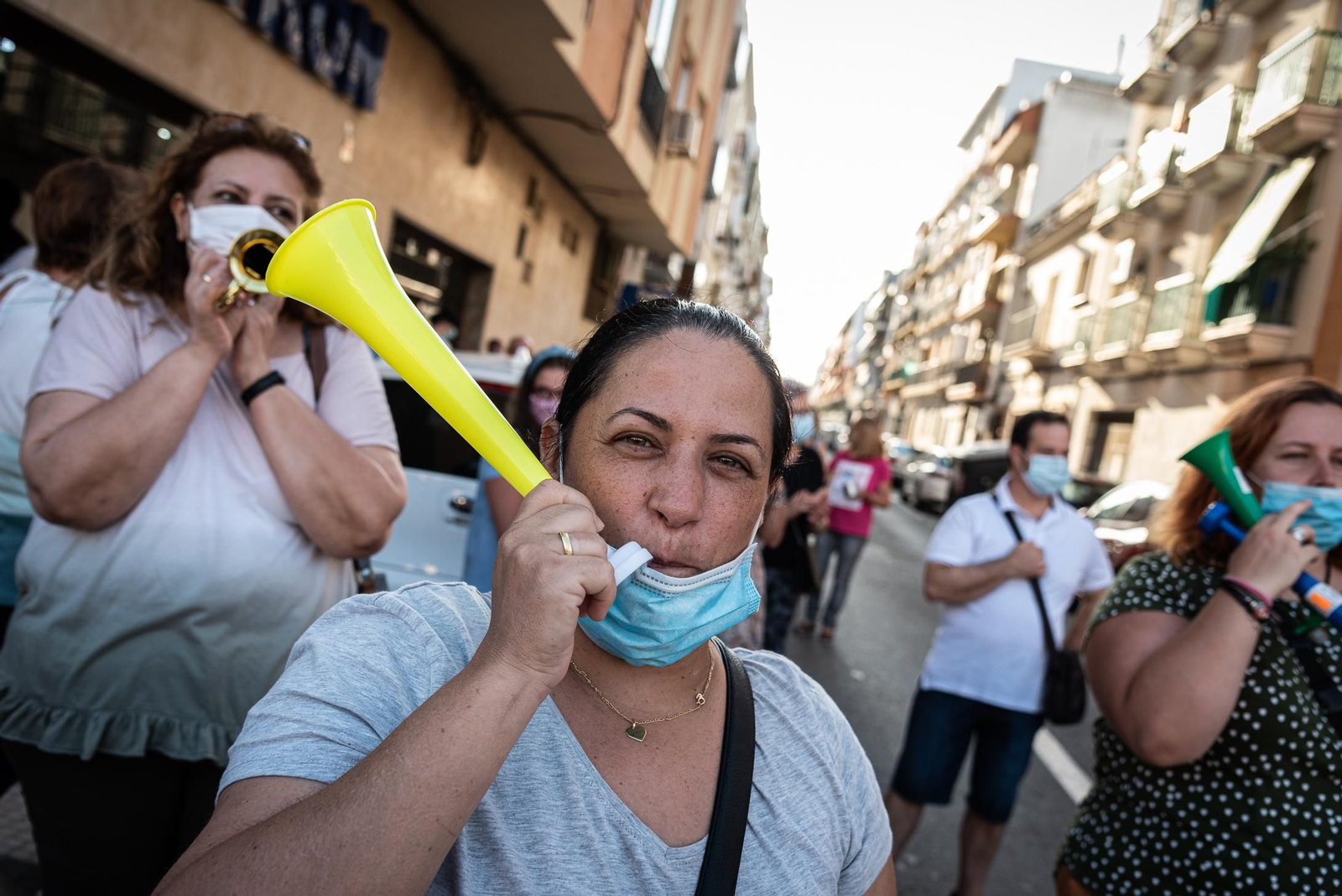 Imágenes de la primera concentración contra los okupas de la calle Macías Belmonte
