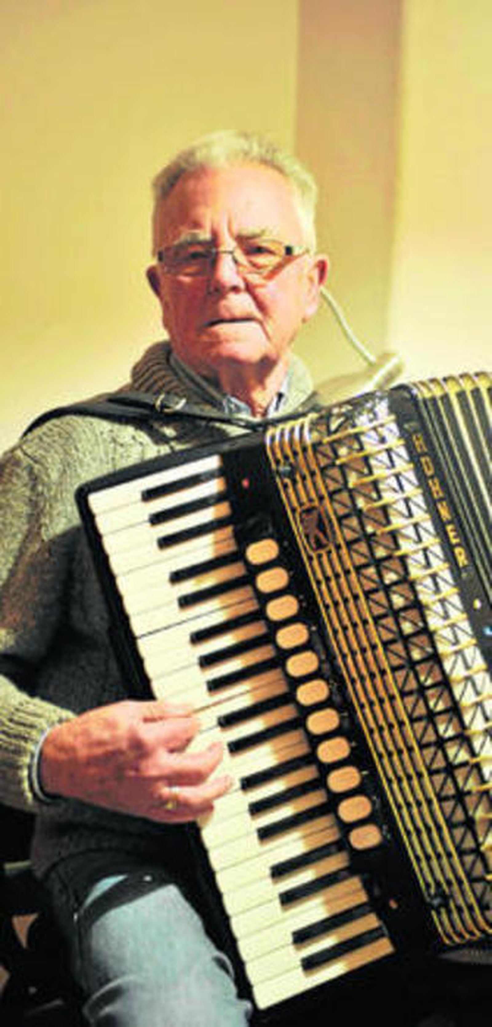 Diego Vázquez, hace unos días, en su casa de Ubrique con su acordeón.