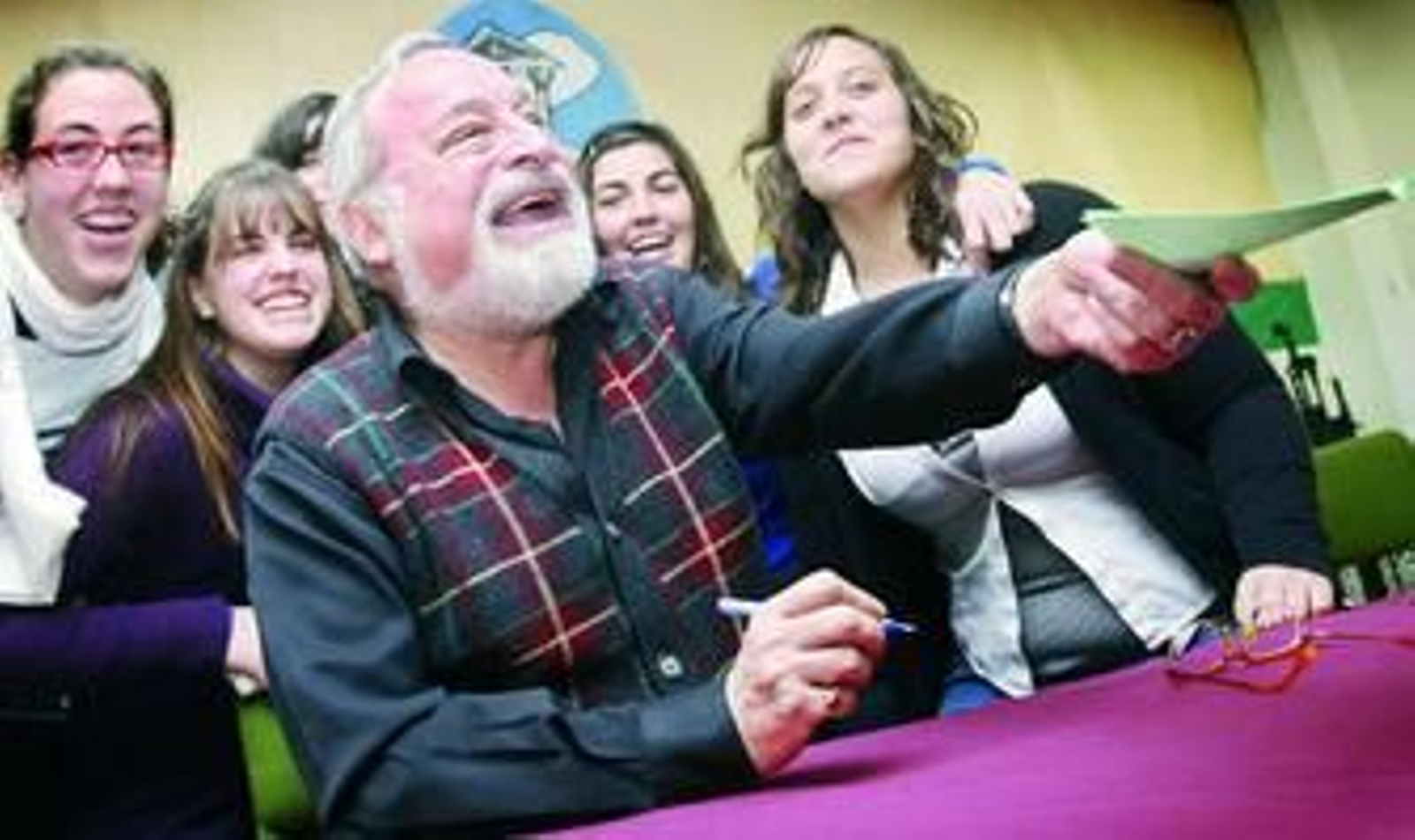 Fernando Savater, ayer, en el instituto de Málaga Portada Alta, junto a unas alumnas.