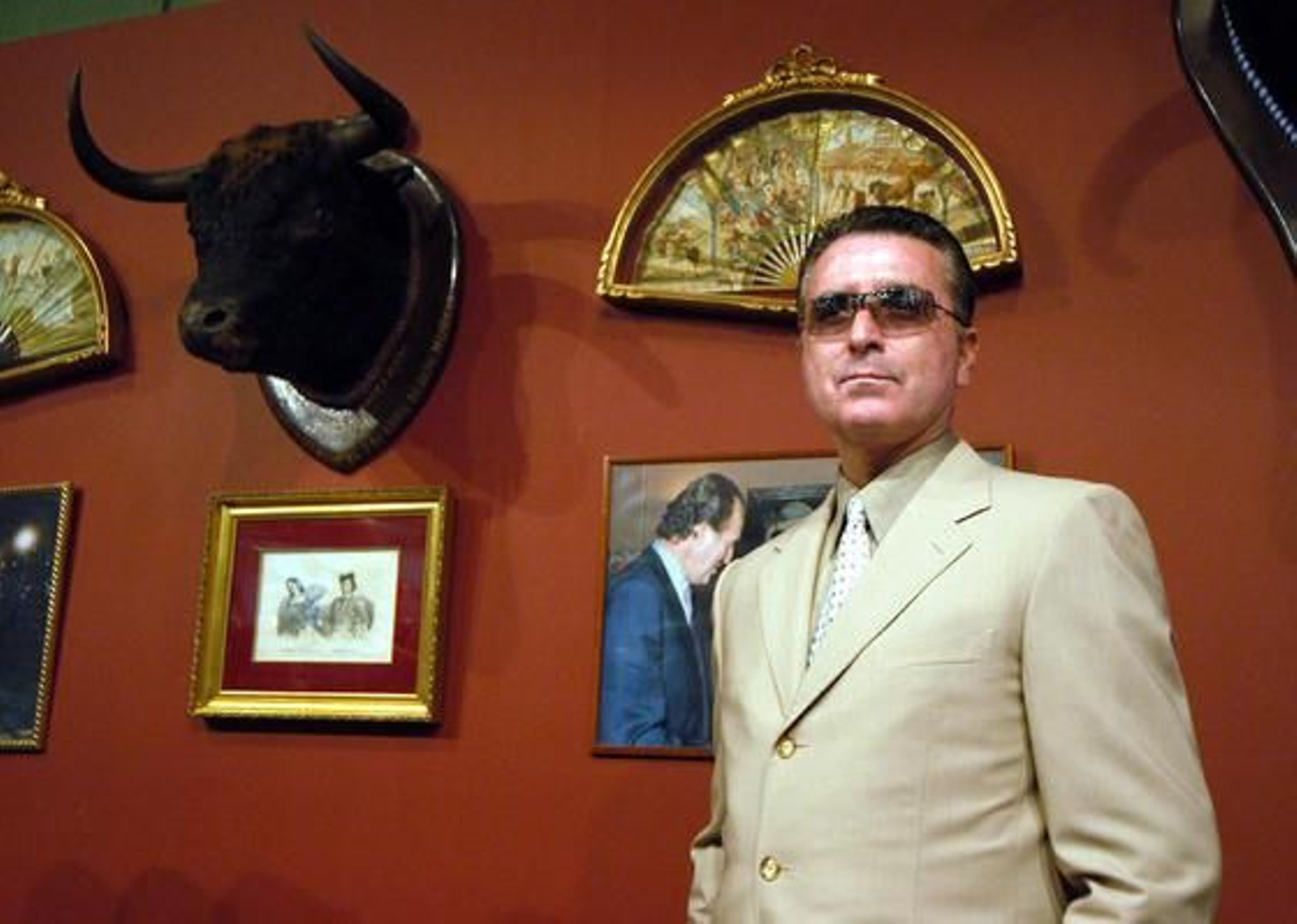 José Ortega Cano, en el stand de su ganadería Yerbabuena de la VIII Feria Mundial del Toro, en 2005. / Juan Carlos Vázquez