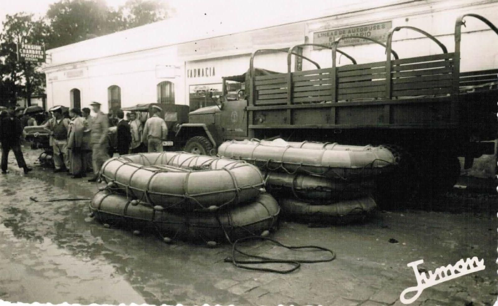 El Ejército acudió a auxiliar a la población en zodiacs.