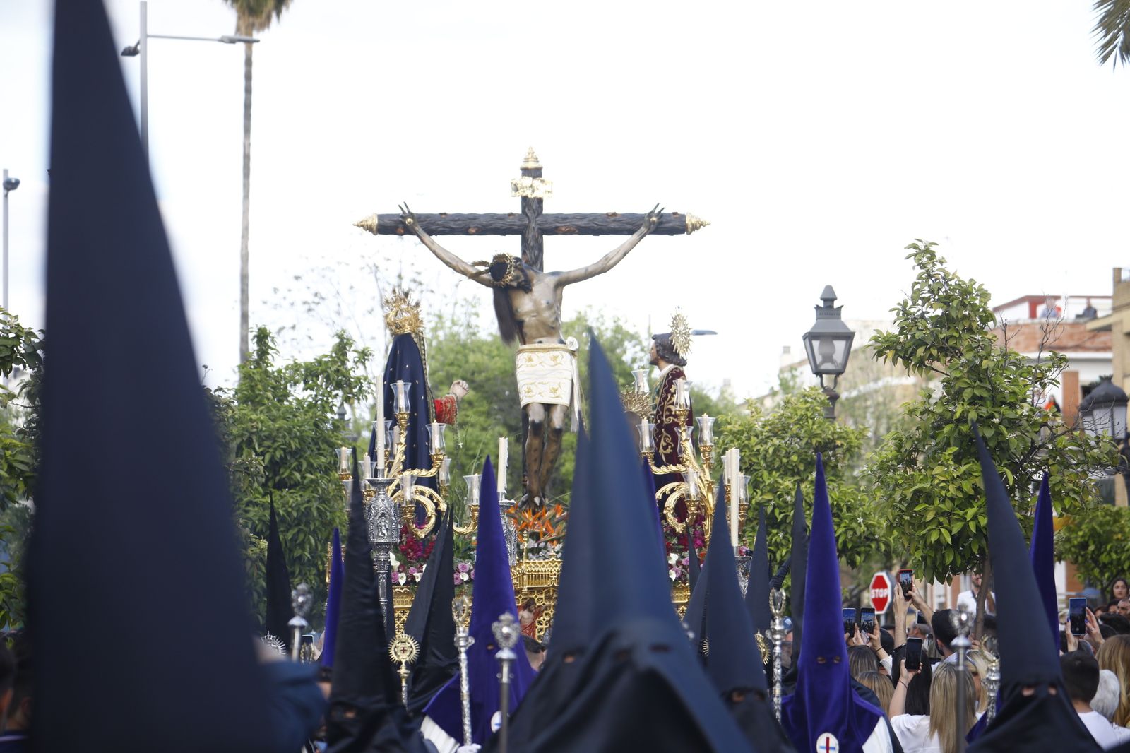 Jueves Santo en Córdoba: La procesión del Cristo de Gracia, en imágenes