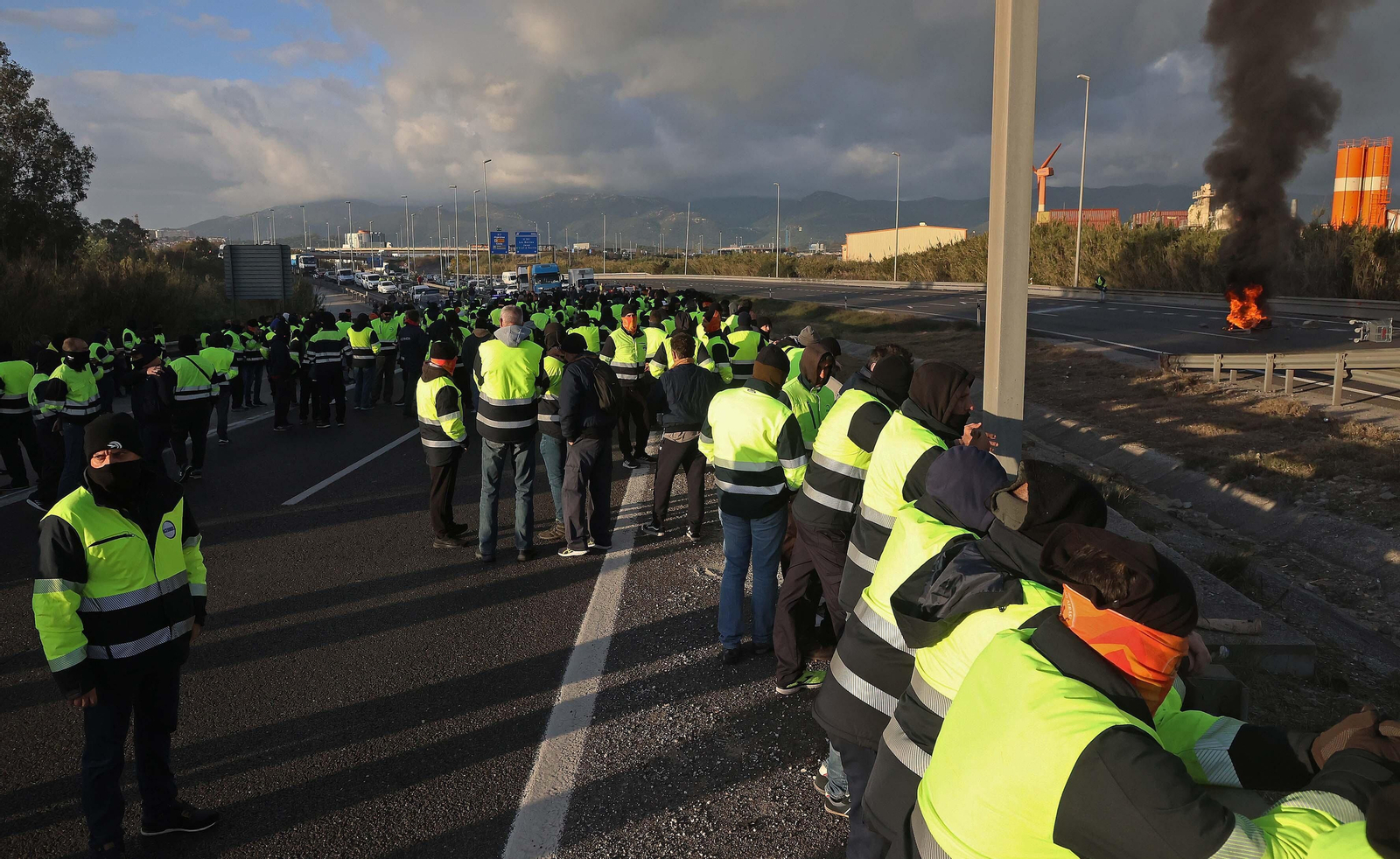 Imágenes del corte de la A7 por los huelguistas de Acerinox tras las negociaciones en el Consejo Andaluz de Relaciones Laborales
