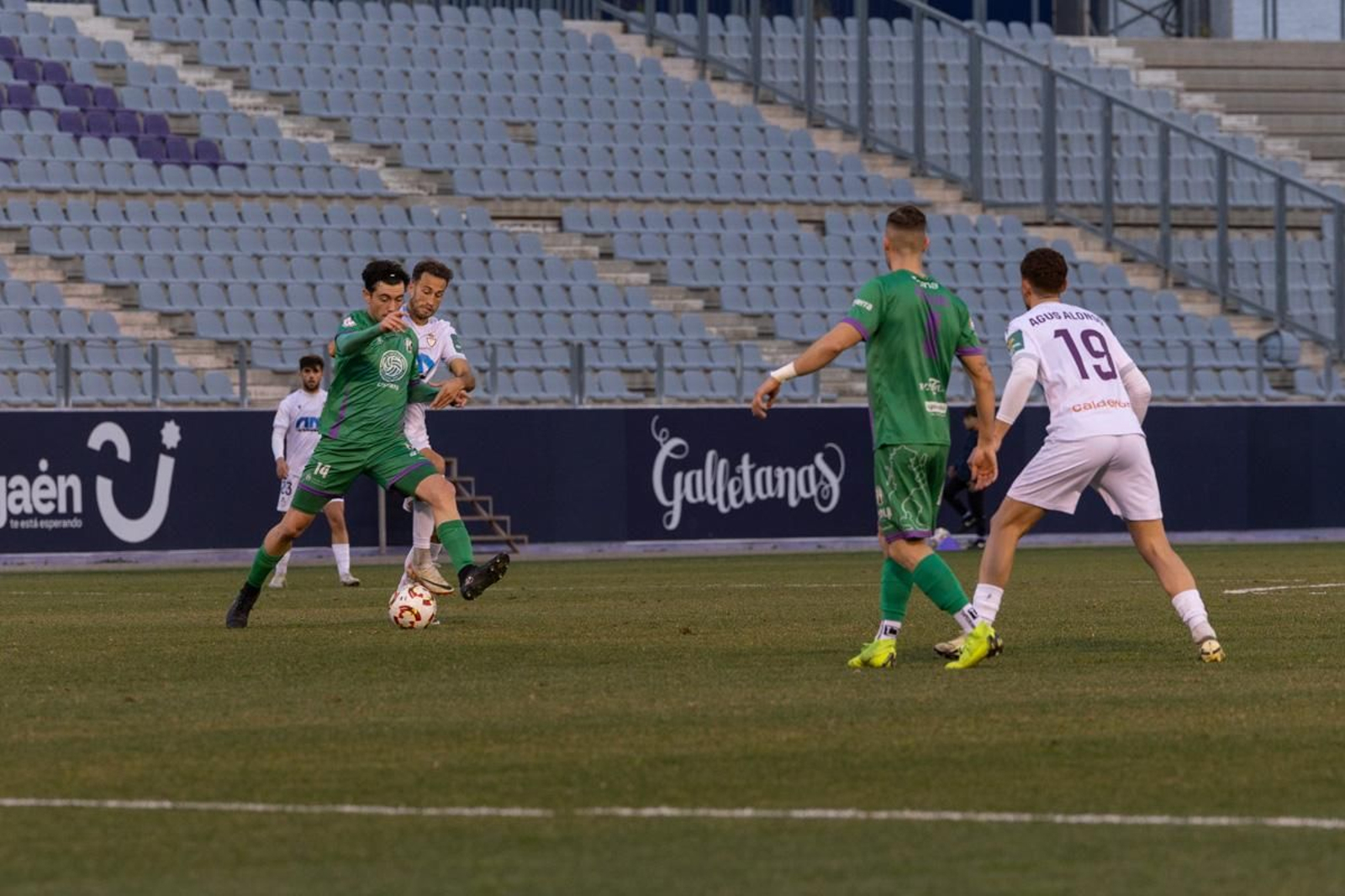 La emoción del triunfo in extremis del Real Jaén ante el Atlético Mancha Real, en imágenes