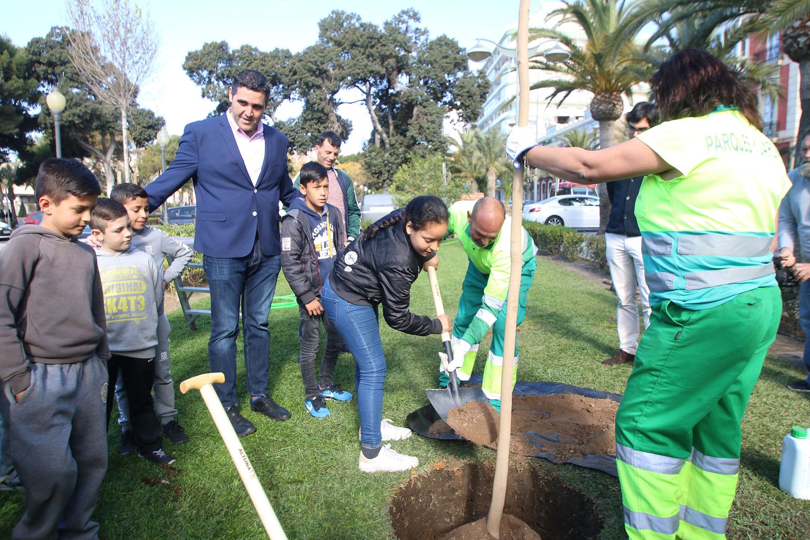 Plantación de un ejemplar singular en el parque Nicolás Salmerón con motivo del Día del Árbol