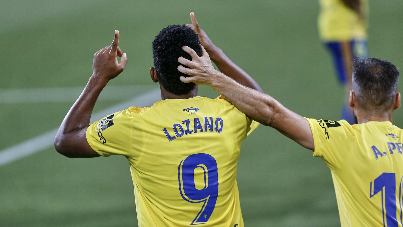 Lozano celebra uno de sus goles en el Cádiz.