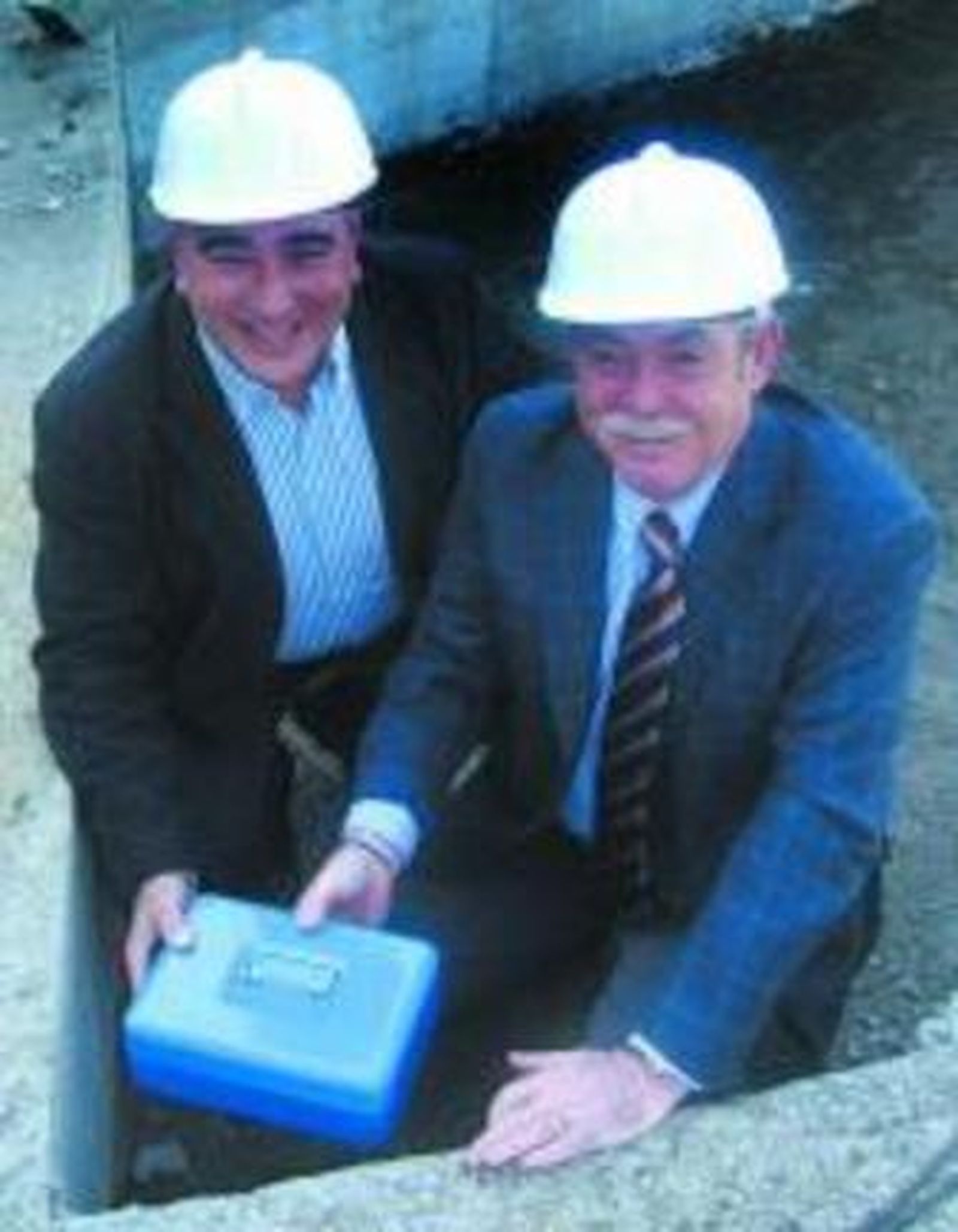 Alcalde y delegado, en la obra.