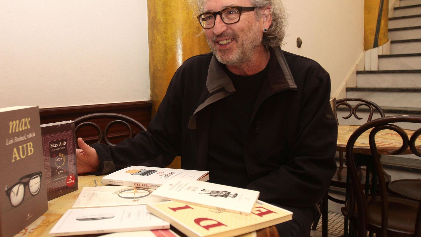 Arcas enseña algunos de los libros de Max Aub publicados por la editorial granadina.