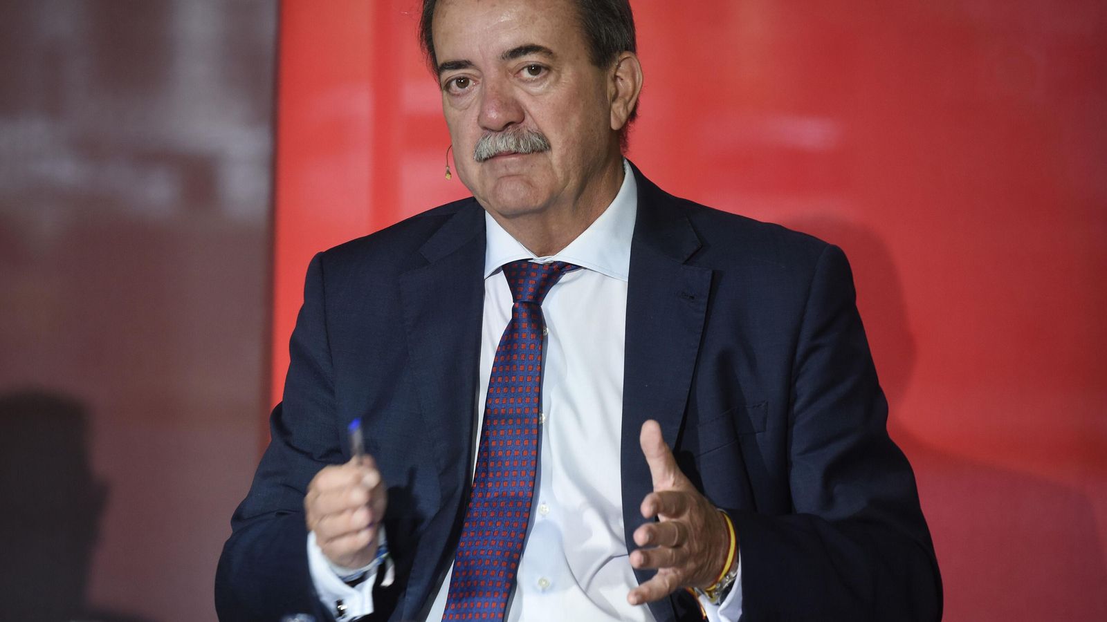 Dr. Manuel Molina , director gerente del Hospital Virgen del Rocío de Sevilla Dr. Manuel Molina , director gerente del Hospital Virgen del Rocío de Sevilla