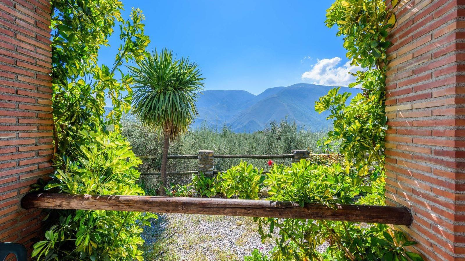 En Órgiva, una acogedora casa rural con dos dormitorios, rodeada de olivos y frutales