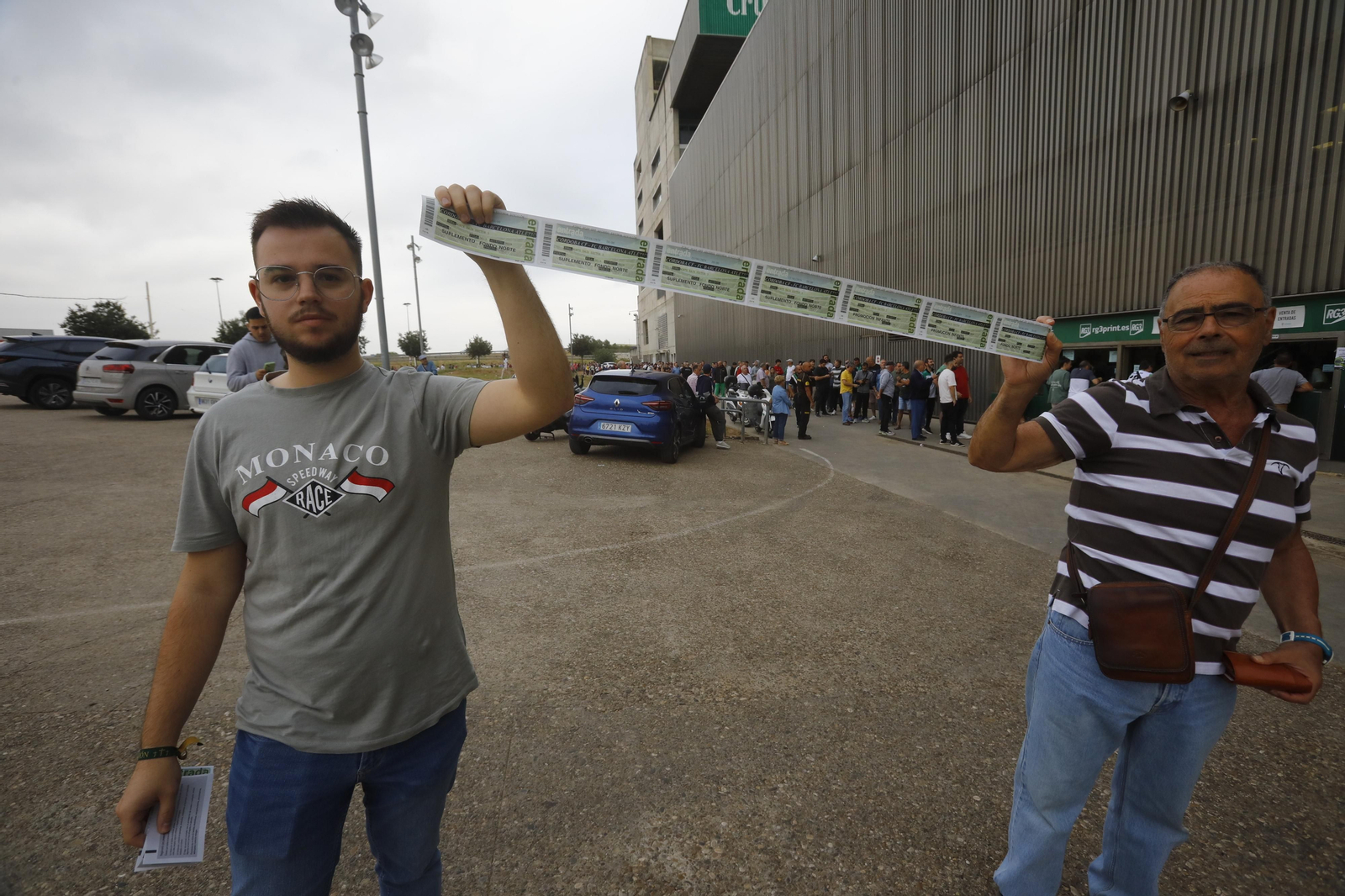 Las mejores fotos de las colas de El Arcángel para conseguir las entradas del Córdoba CF - Barcelona Atlétic Las mejores fotos de las colas de El Arcángel para conseguir las entradas del Córdoba CF - Barcelona Atlétic