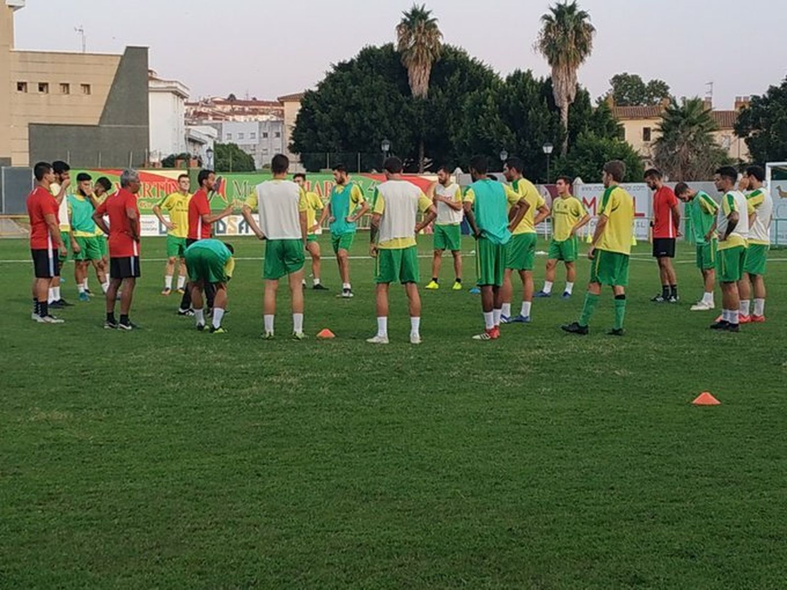 Álex Pallarés se dirige a sus jugadores en un entrenamiento de esta semana en el San Rafael.