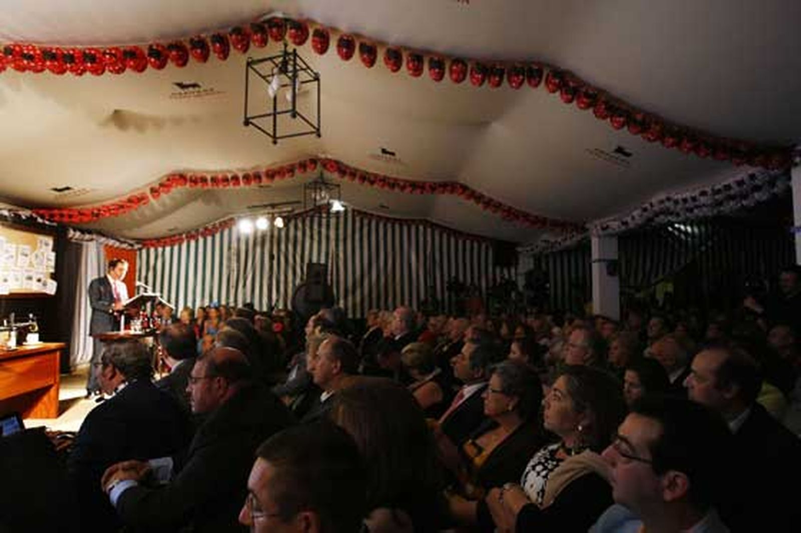 El director de ‘Diario de Cádiz’, Rafael Navas, abrió los actos de la principal fiesta de El Puerto con una intervención plagada de experiencias personales y recuerdos con grandes dosis de humor.

Foto: Fito Carreto y Andrés Mora