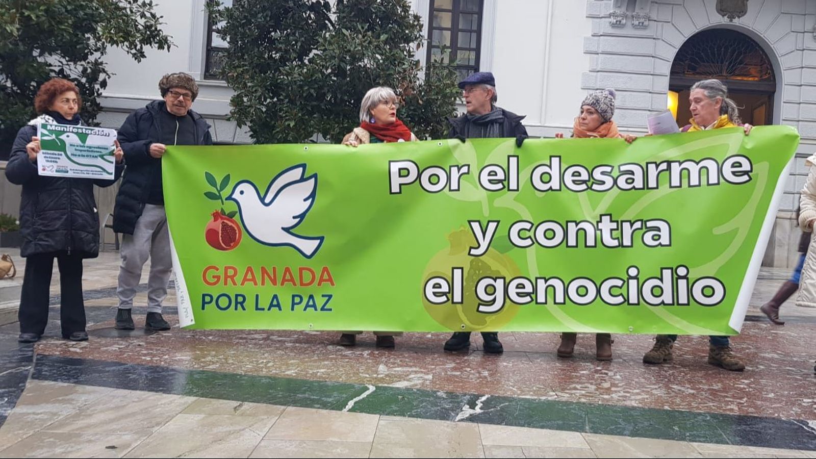 Protesta de varios componentes de Granada por la Paz y el Desarme, y contra el Genocidio, frente al Ayuntamiento