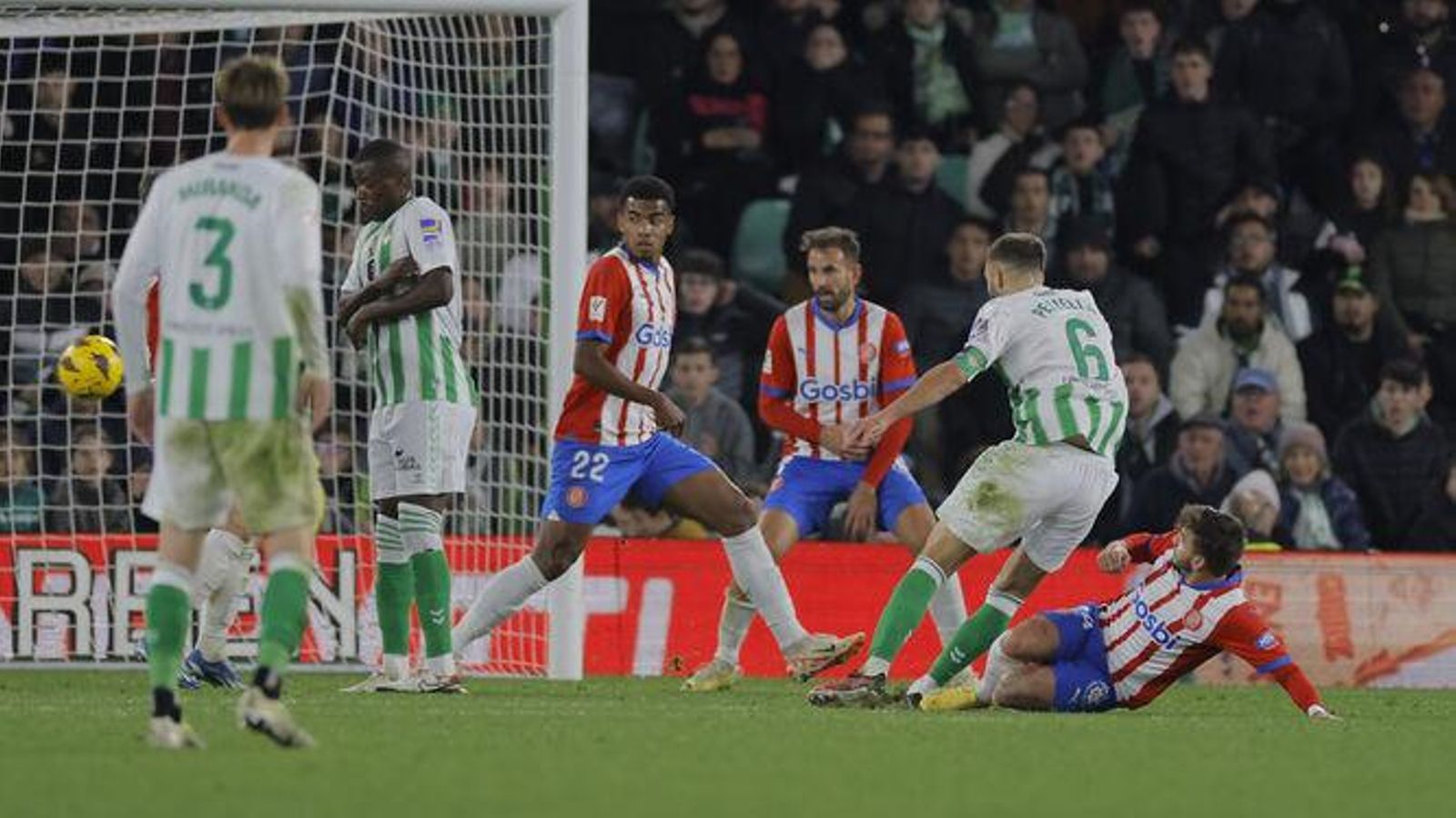 Pezzella dispara con fuerza para anotar el gol del empate bético.