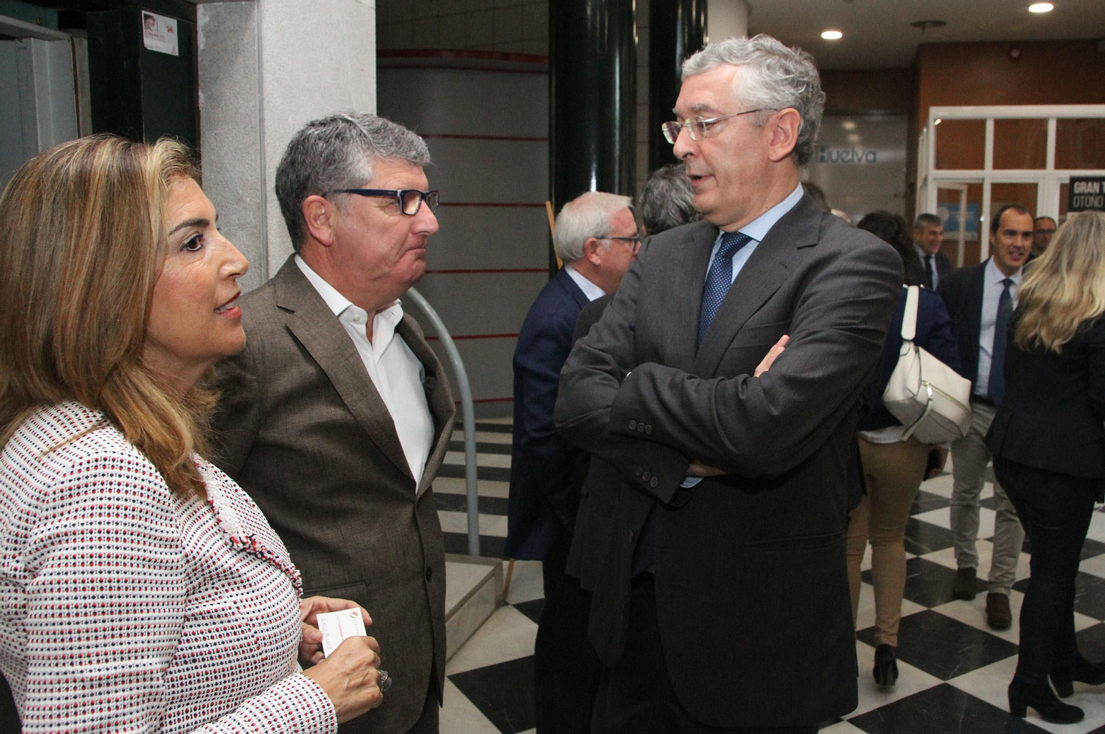Imágenes de la conferencia y desayuno-coloquio de Gabriel Cruz, alcalde de Huelva