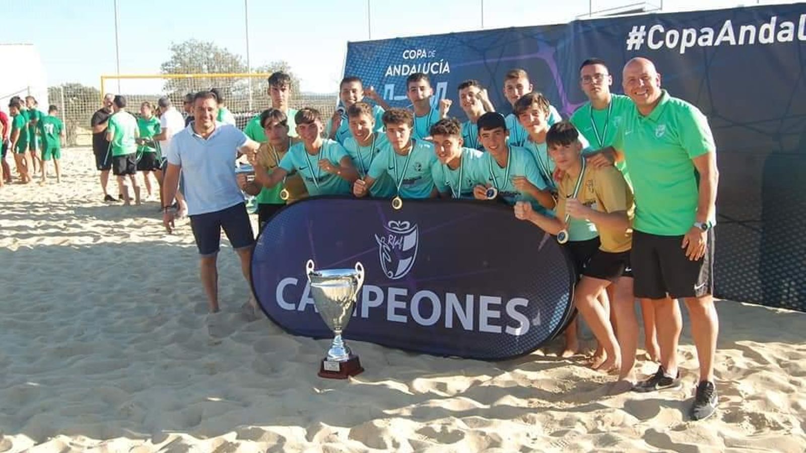 Los integrantes de la selección de Cádiz, con el presidente de la Andaluza, Pablo Lozano, y de la Gaditana, Pedro Curtido.