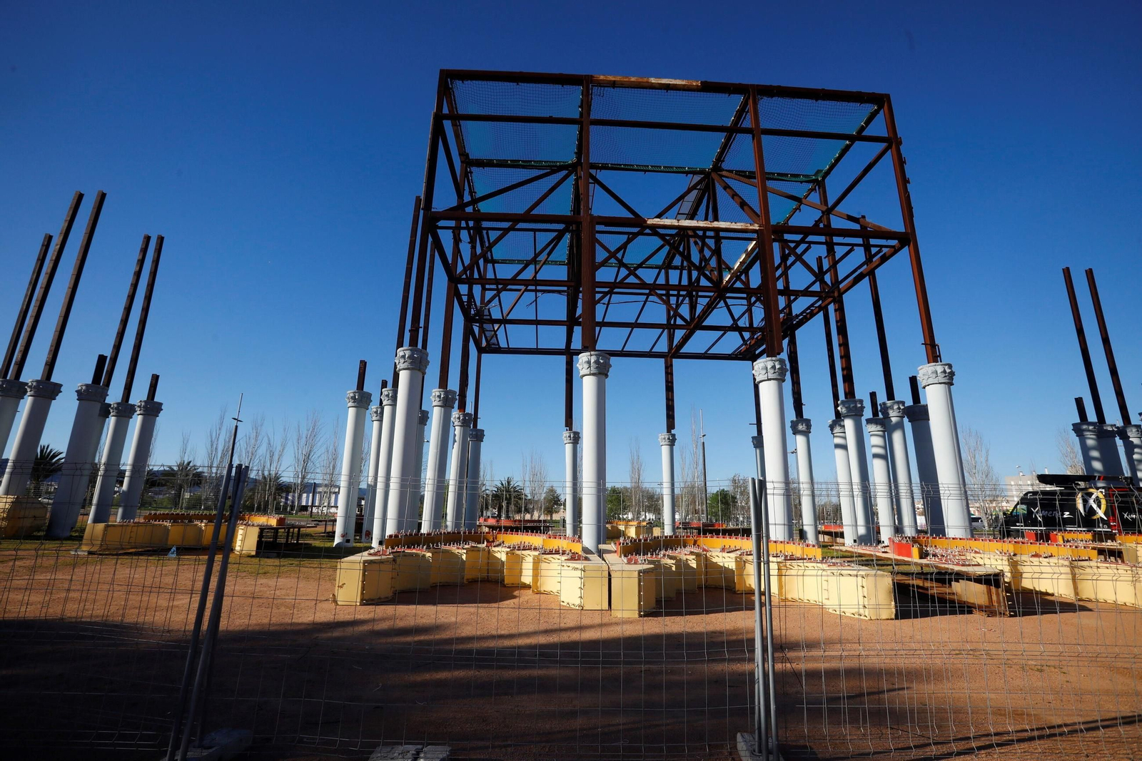 Cuenta atrás para la Feria de Córdoba 2025: las imágenes de la instalación de la portada