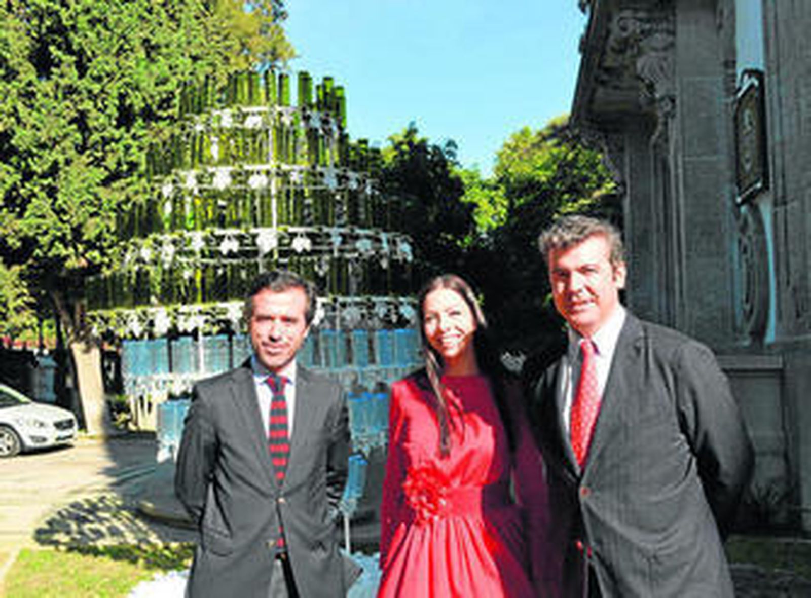 Jorge Medeiros, Cristina Rodrigues y José Lucas Chaves, con 'La fuente de la Felicidad' de fondo.