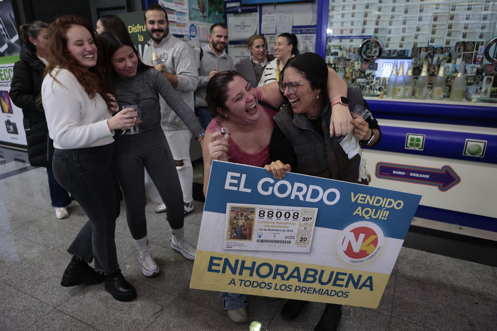 Alegría entre los premiados con el Gordo de la Lotería de Navidad