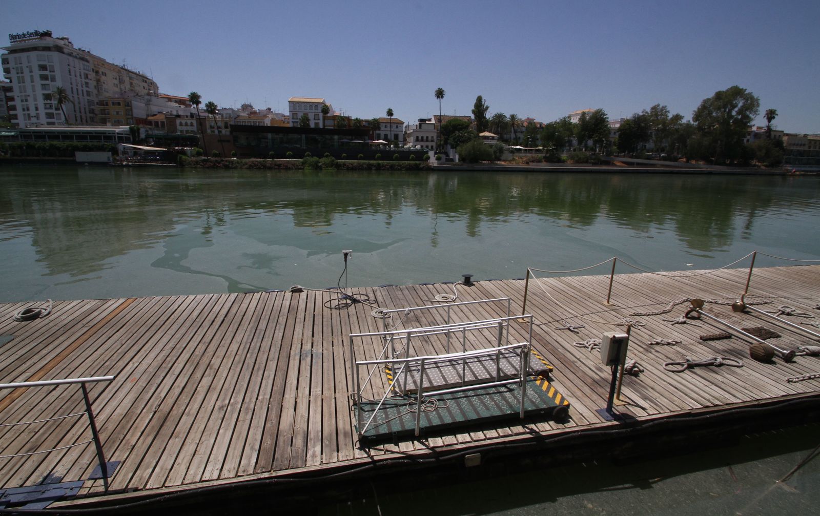 Mancha de aceite en el Guadalquivir