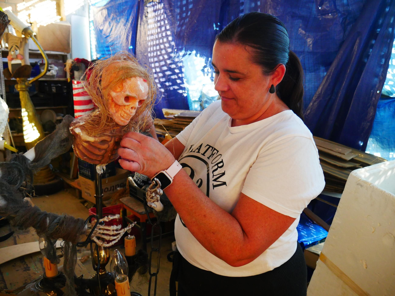 Una de las vecinas de la Huerta el Lolo, tematizando una siniestra lámpara.
