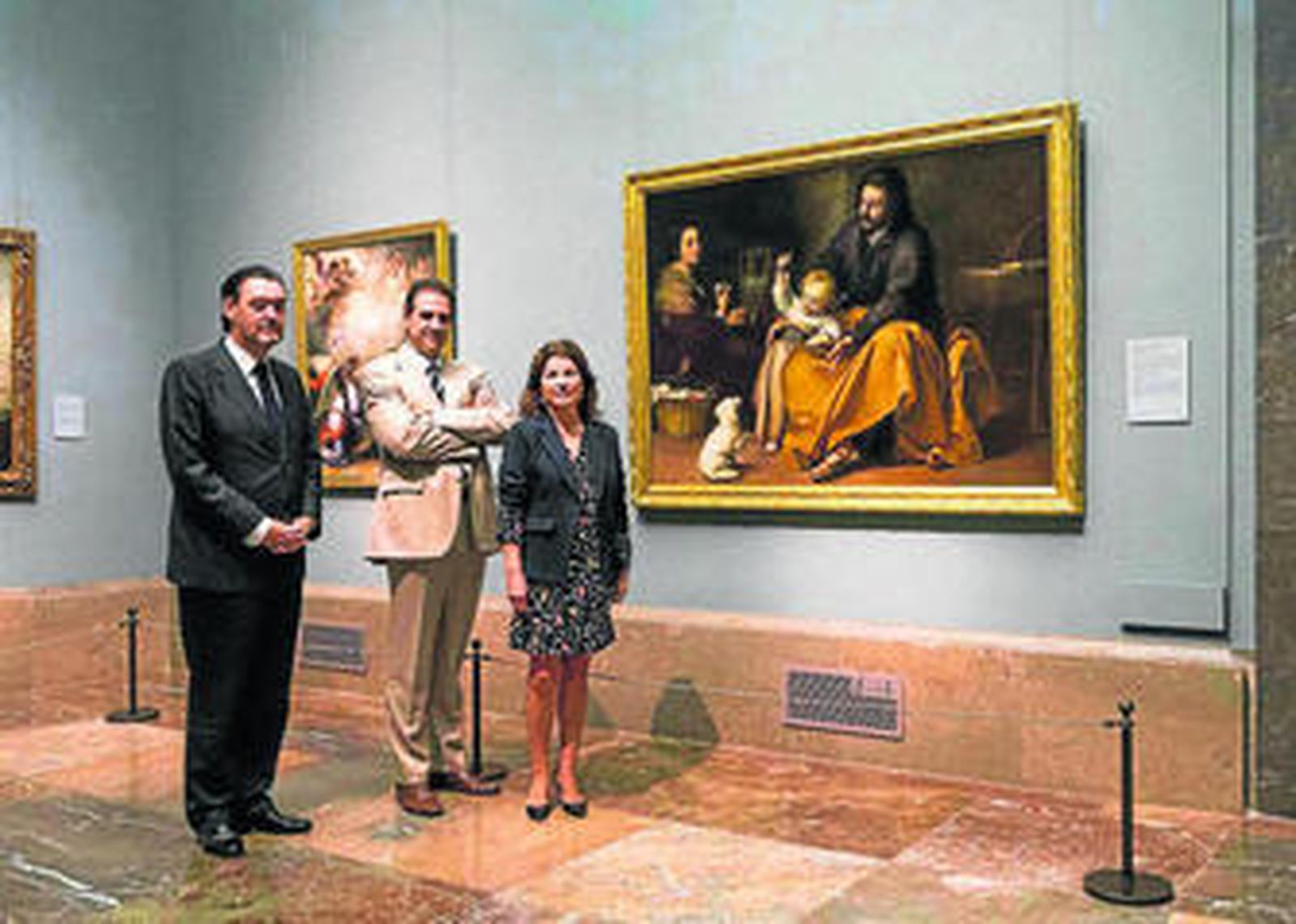 Miguel Zugaza, Gabriele Finaldi y Anabel Morillo, junto al cuadro 'La Sagrada Familia del pajarito', de Murillo.