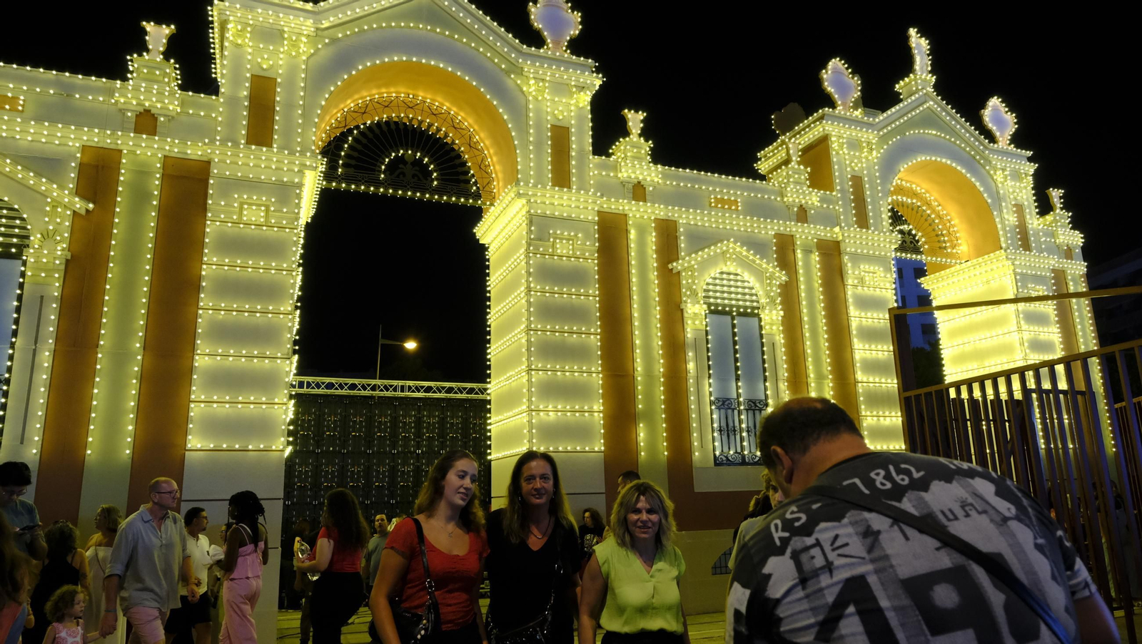 El pregón de la Feria de Almería 2025 y el encendido de la portada, en imágenes