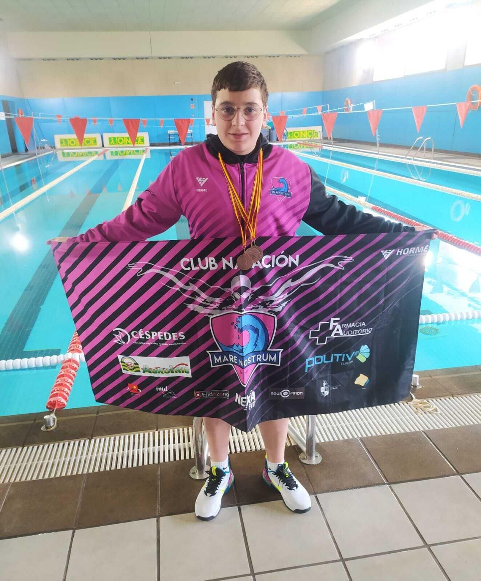 Germán Rodríguez con la bandera del Mare Nostrum