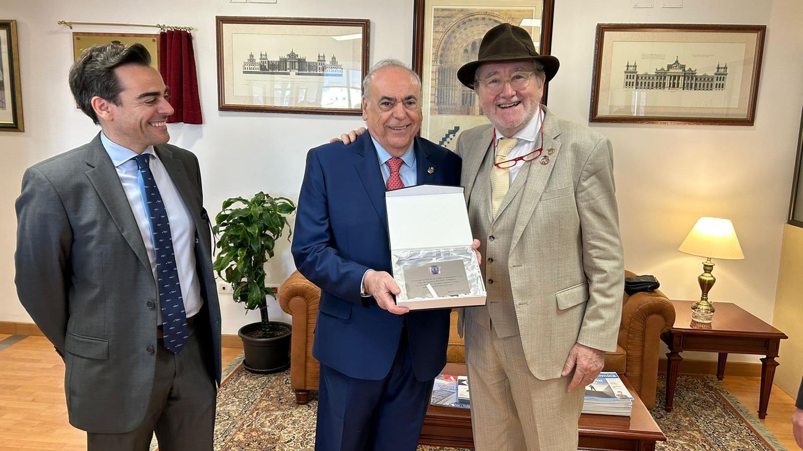 Entrega de la placa al presidente del Colegio Oficial de Agentes de la Propiedad Inmobiliaria