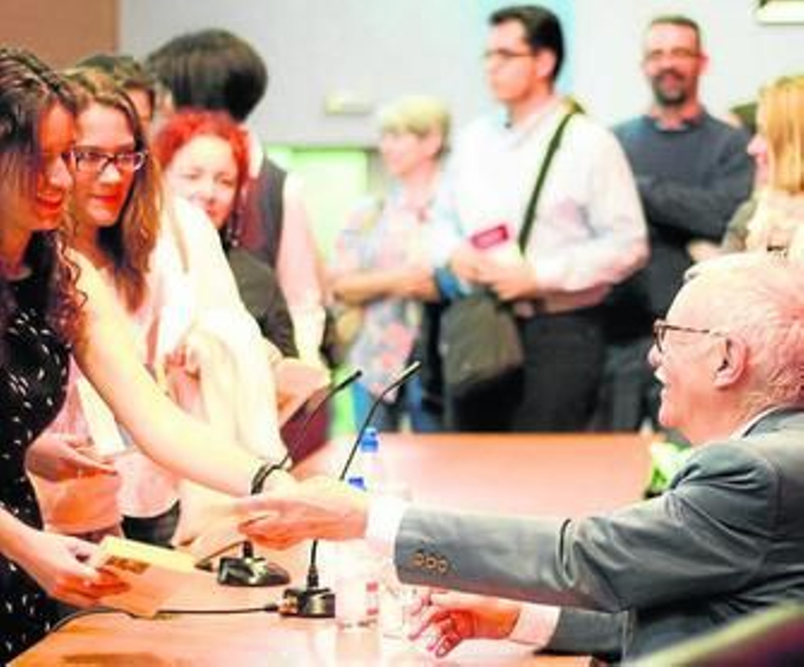 Mendoza firmó ejemplares de su novela en el aula de grados de Derecho.