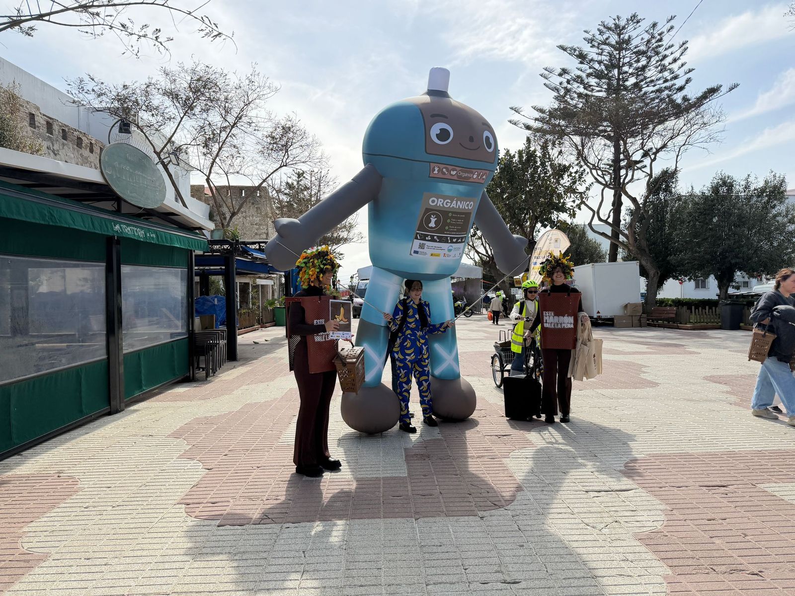 La campaña de la Mancomunidad y Arcgisa para el uso del contenedor marrón llega a Tarifa