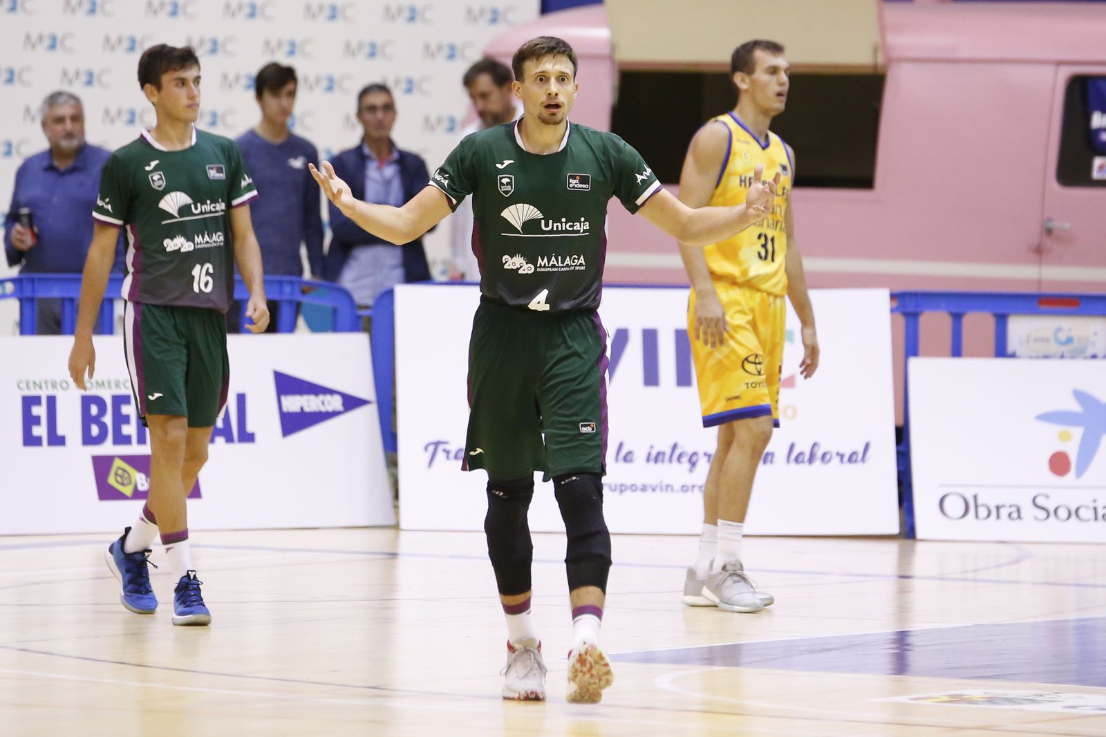 La primera victoria del Unicaja, en fotos
