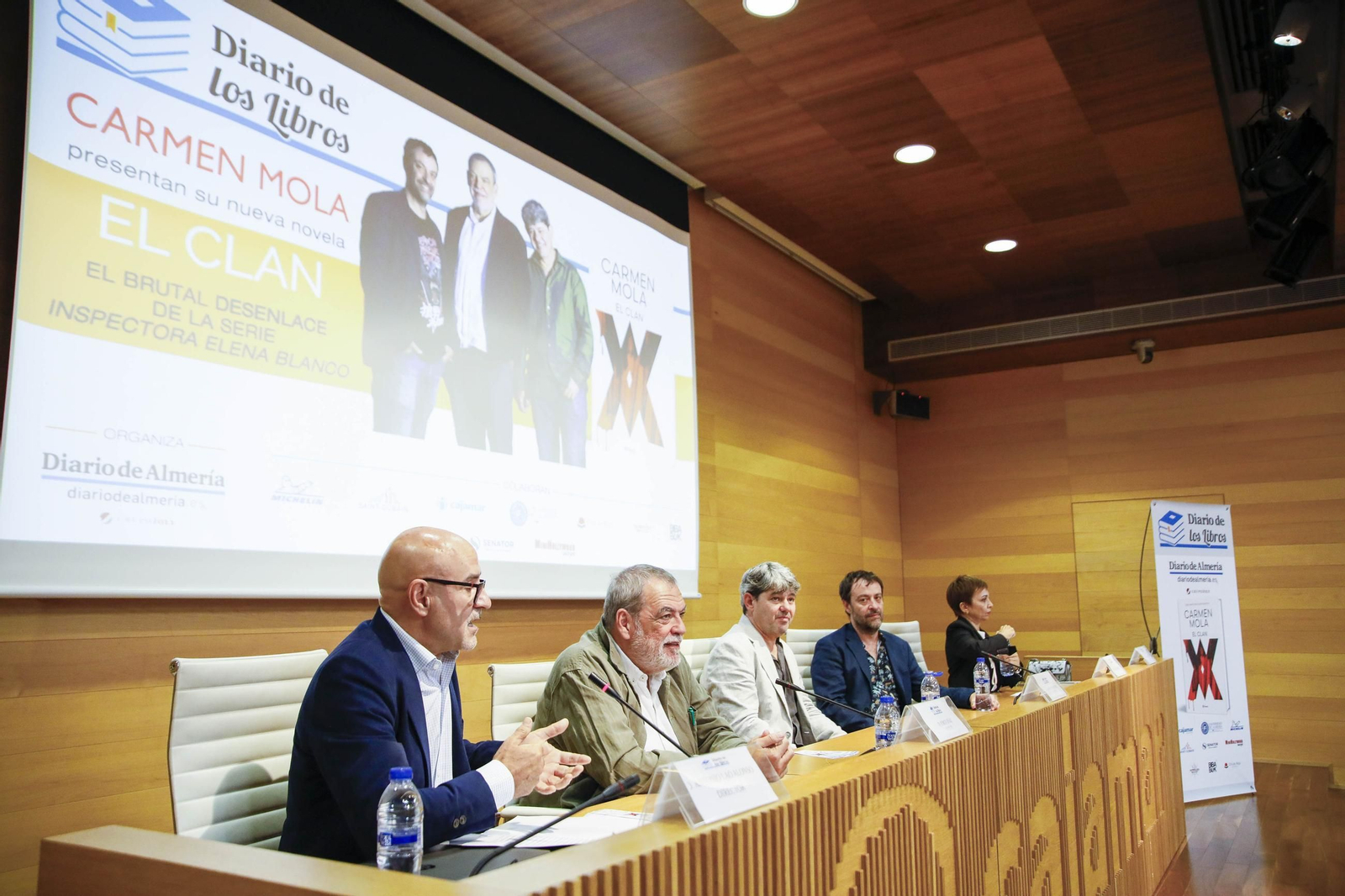 Carmen Mola presenta su libro "El clan" en la Casa de las mariposas de Almería, en imágenes