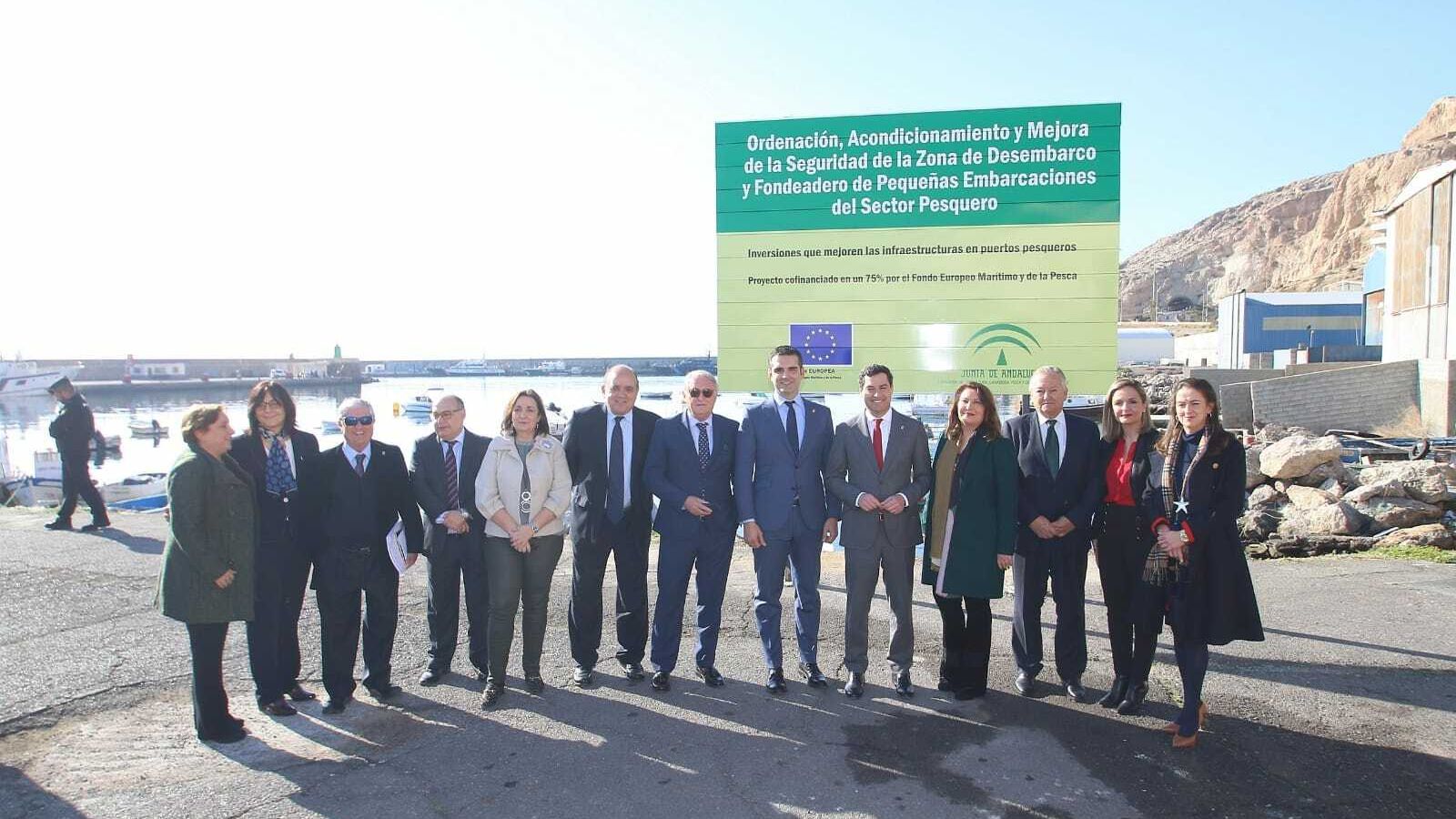 El presidente de la Junta de Andalucía, Juanma Moreno, durante su visita al puerto pesquero de Almería.
