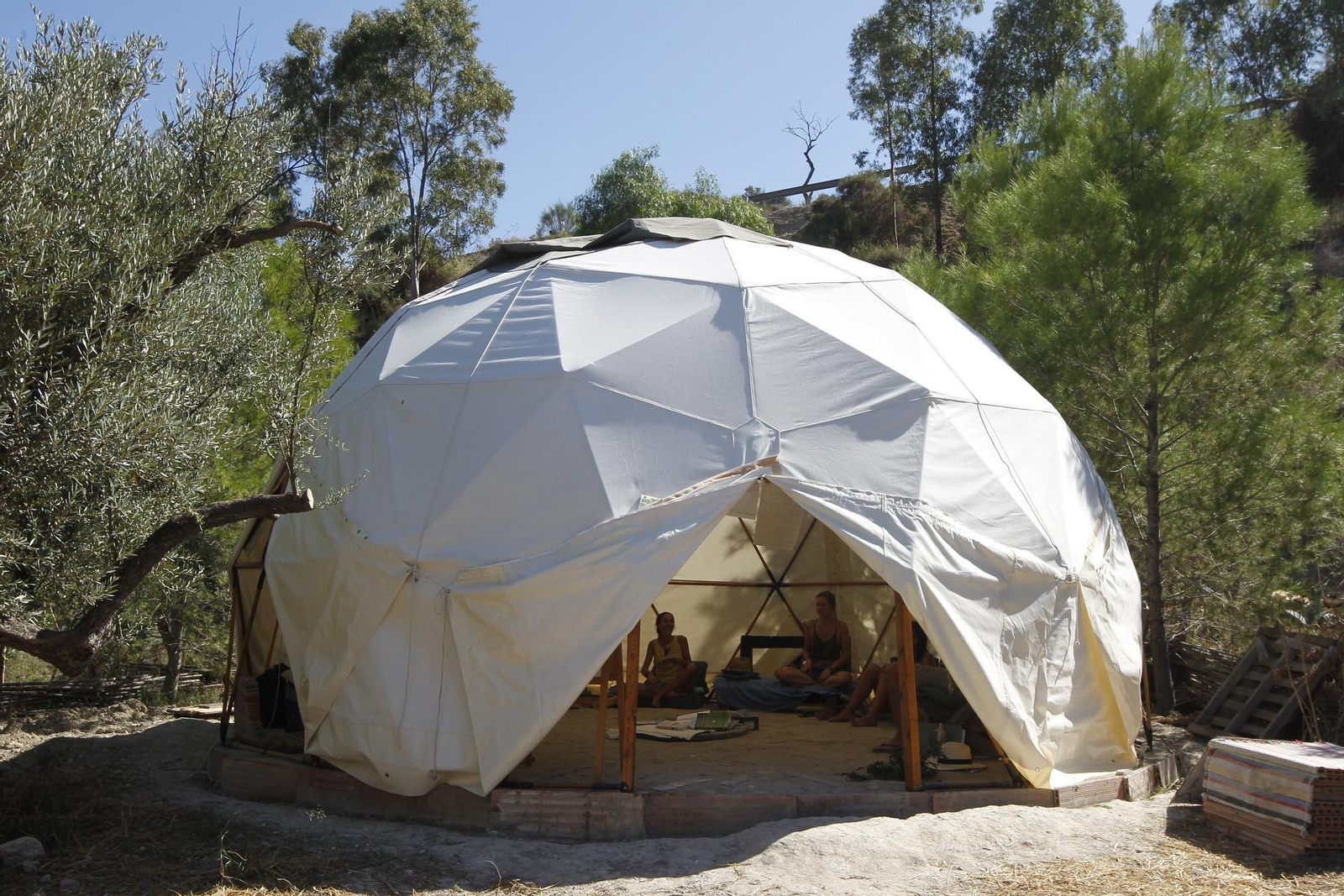 Varios voluntarios en la cúpula geodésica donde realizan los talleres formativos, en esta ocasión era sobre parmacultura que es un tipo de agricultura permanente que no requiere de químicos.