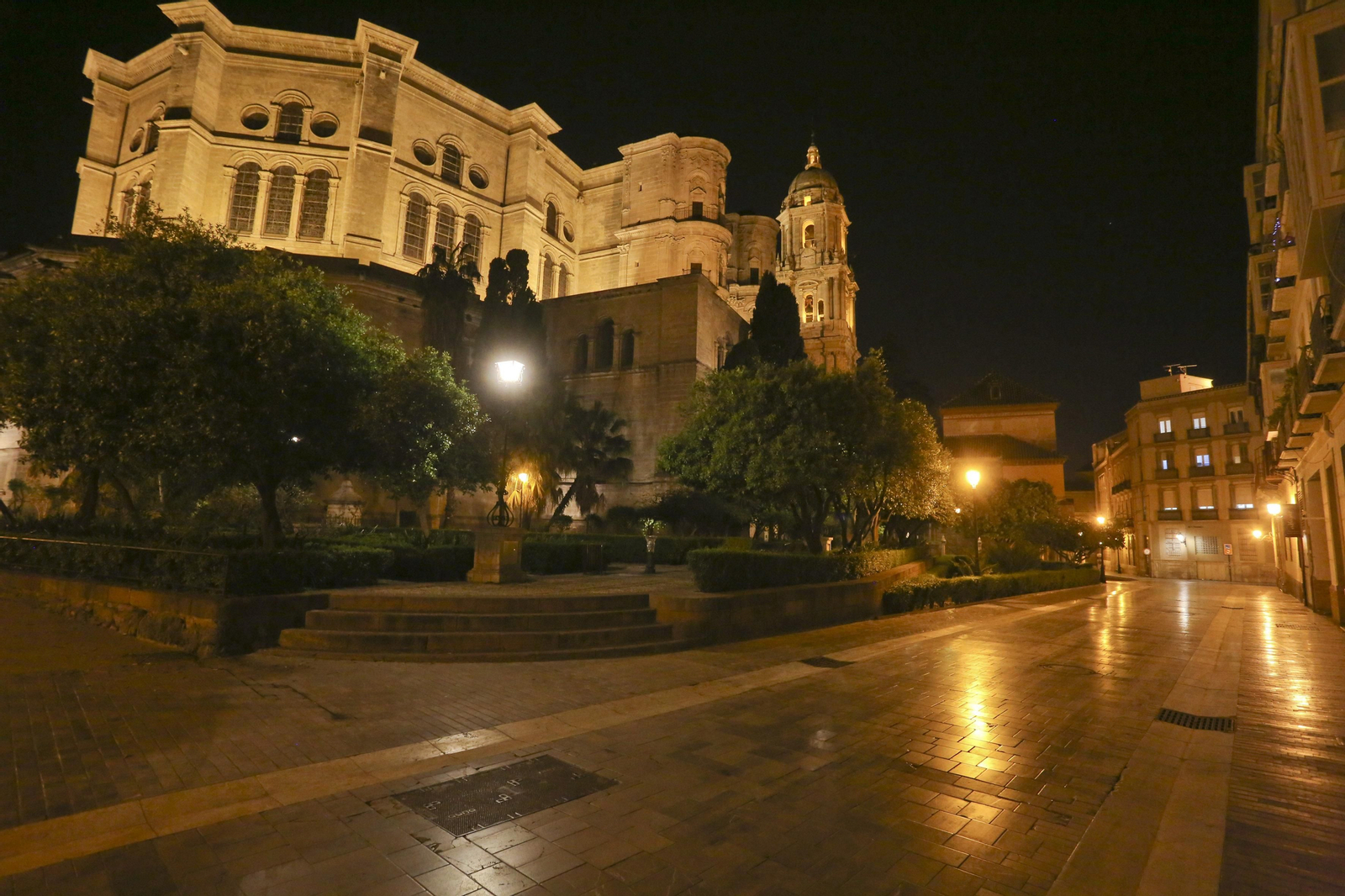 El coronavirus dibuja una noche desierta en el centro de Málaga, en fotos